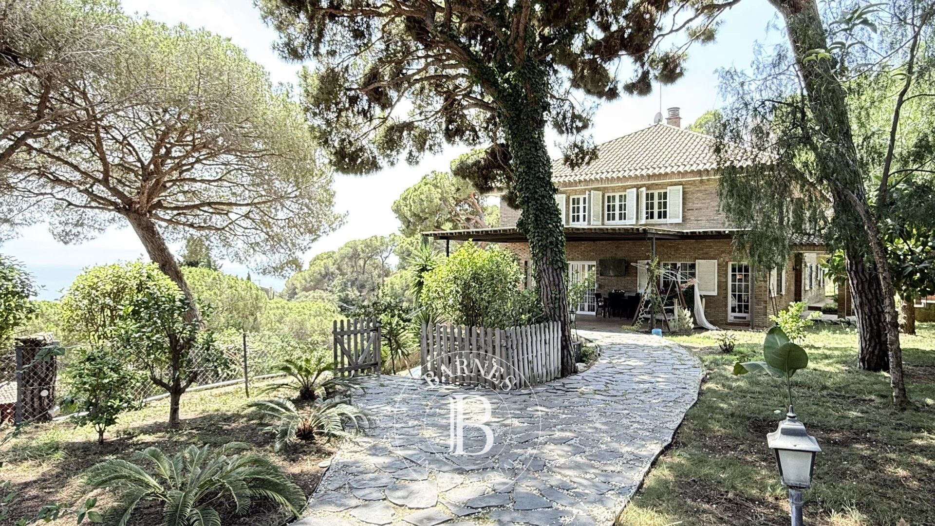 Casa en venta con terreno y vistas al mar en Cabrera, a 25 minutos de Barcelona. - picture 3