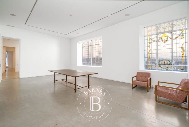 Volume Architectural, Rez-de-Chaussée Invisible — Ancienne Galerie d’Art avec Plafonds de 4 m et 334 m² d’Élégance Construite