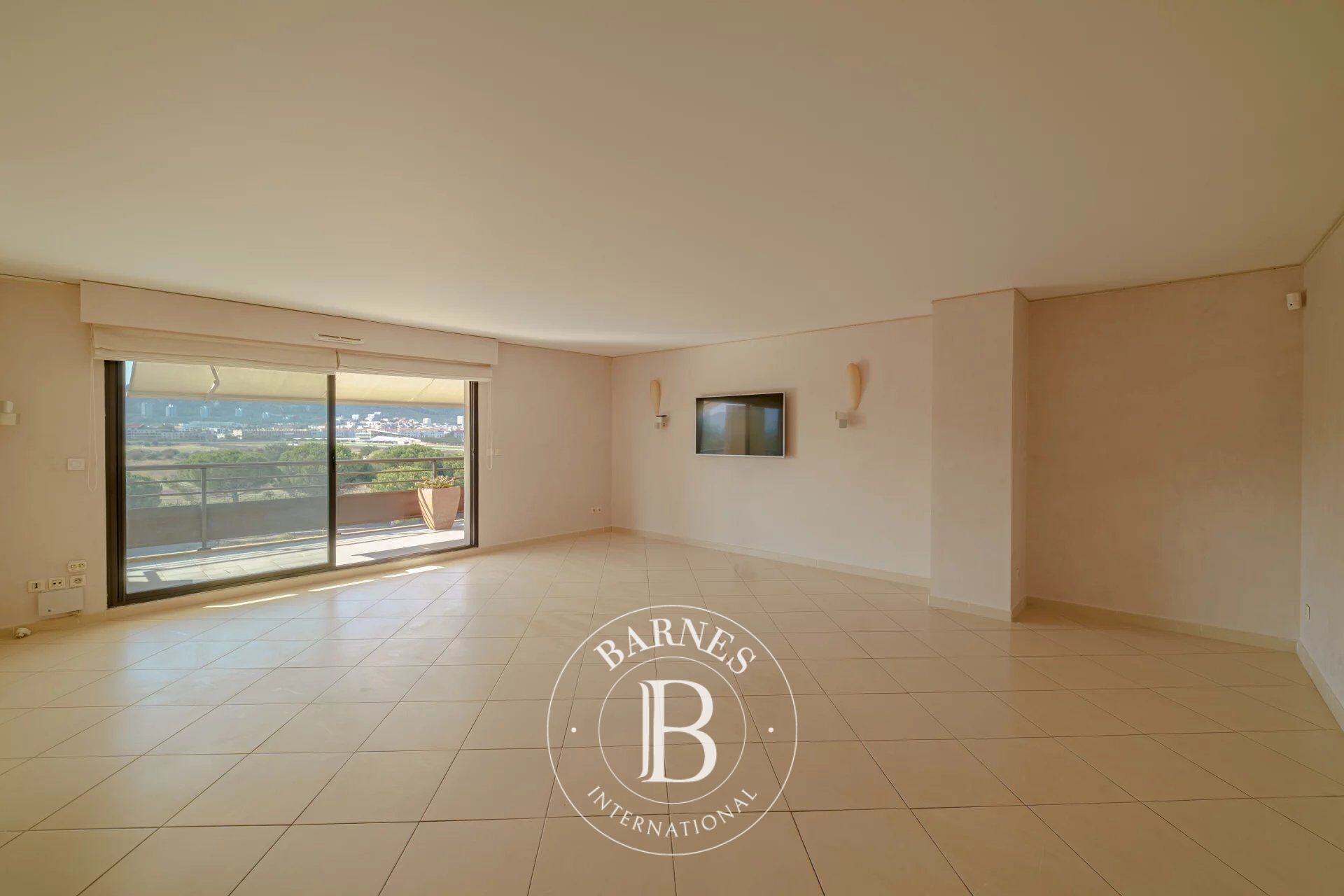 UNFURNISHED RENTAL – La Plage / Borély – 110 m² Apartment – 3 Bedrooms – Open View of the Sea and Park – Terrace – Garage - picture 2