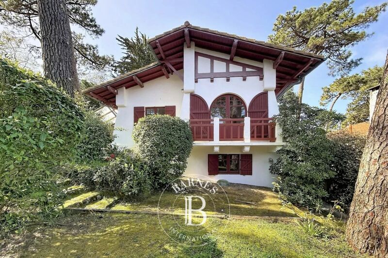 CHARMING TRADITIONAL VILLA WITH 4 BEDROOMS, JUST STEPS FROM THE BEACH, IN THE HAÏTZA / CORNICHE AREA OF PYLA-SUR-MER