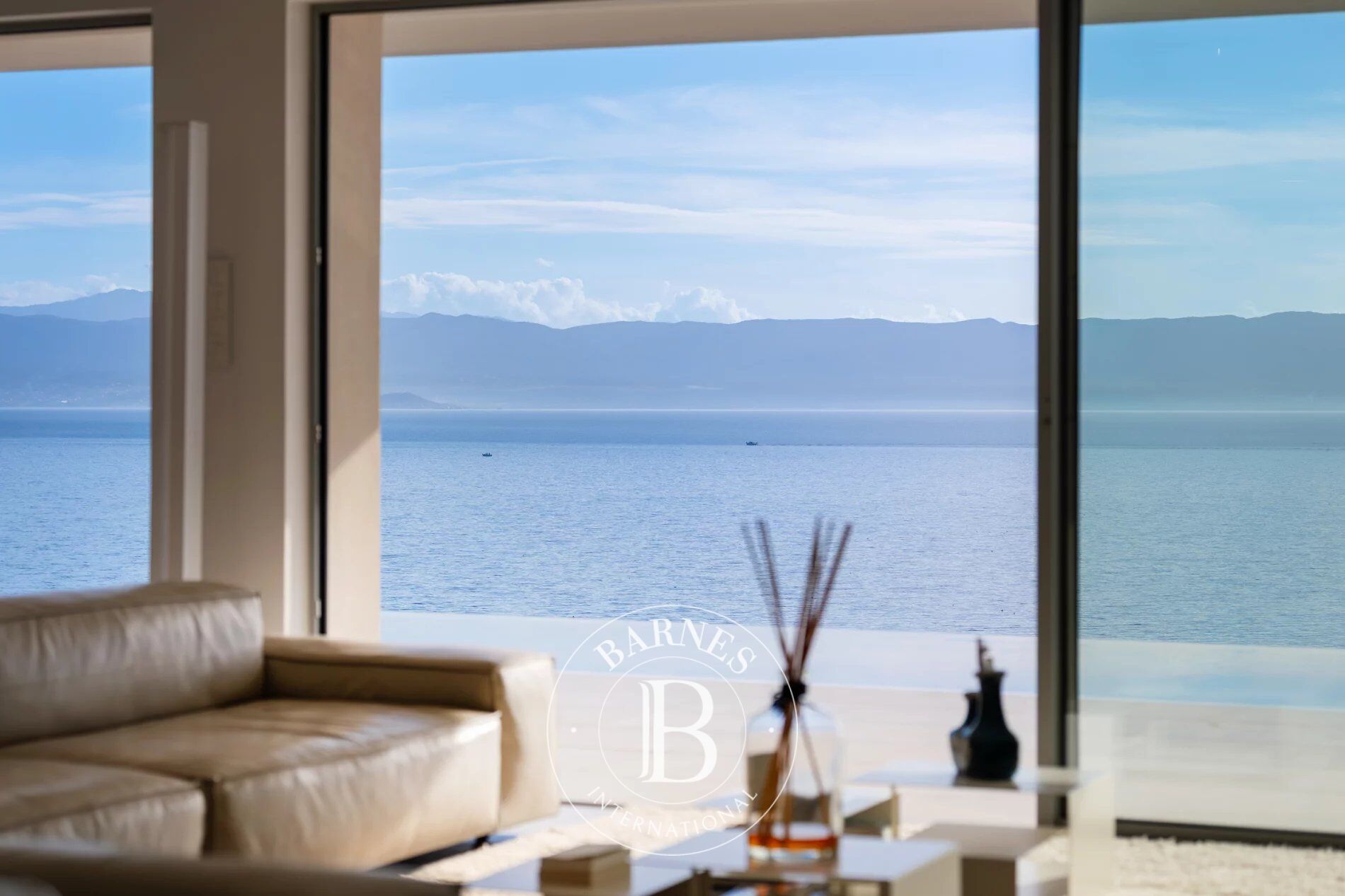 Ajaccio, Route des Sanguinaires, Villa contemporaine, vue mer panoramique, 6 chambres, piscine à débordement, plage à pied - picture 2