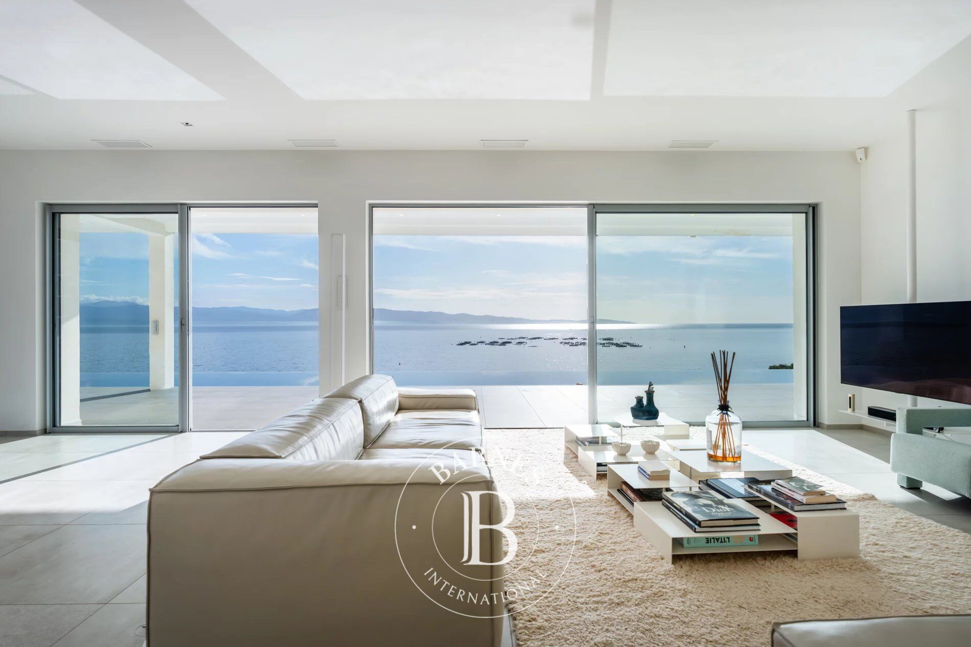 Ajaccio, Route des Sanguinaires, Villa contemporaine, vue mer panoramique, 6 chambres, piscine à débordement, plage à pied - picture 3