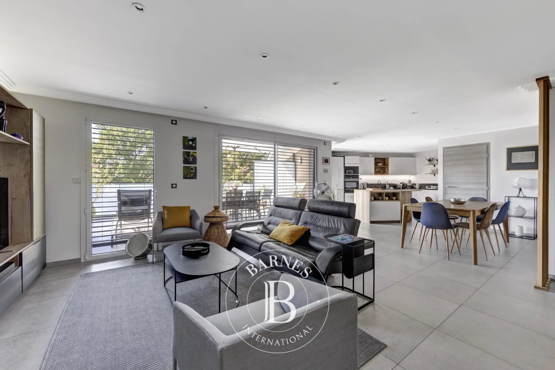 BARNES ANNECY – TOP FLOOR – CONTEMPORARY APARTMENT - picture 2