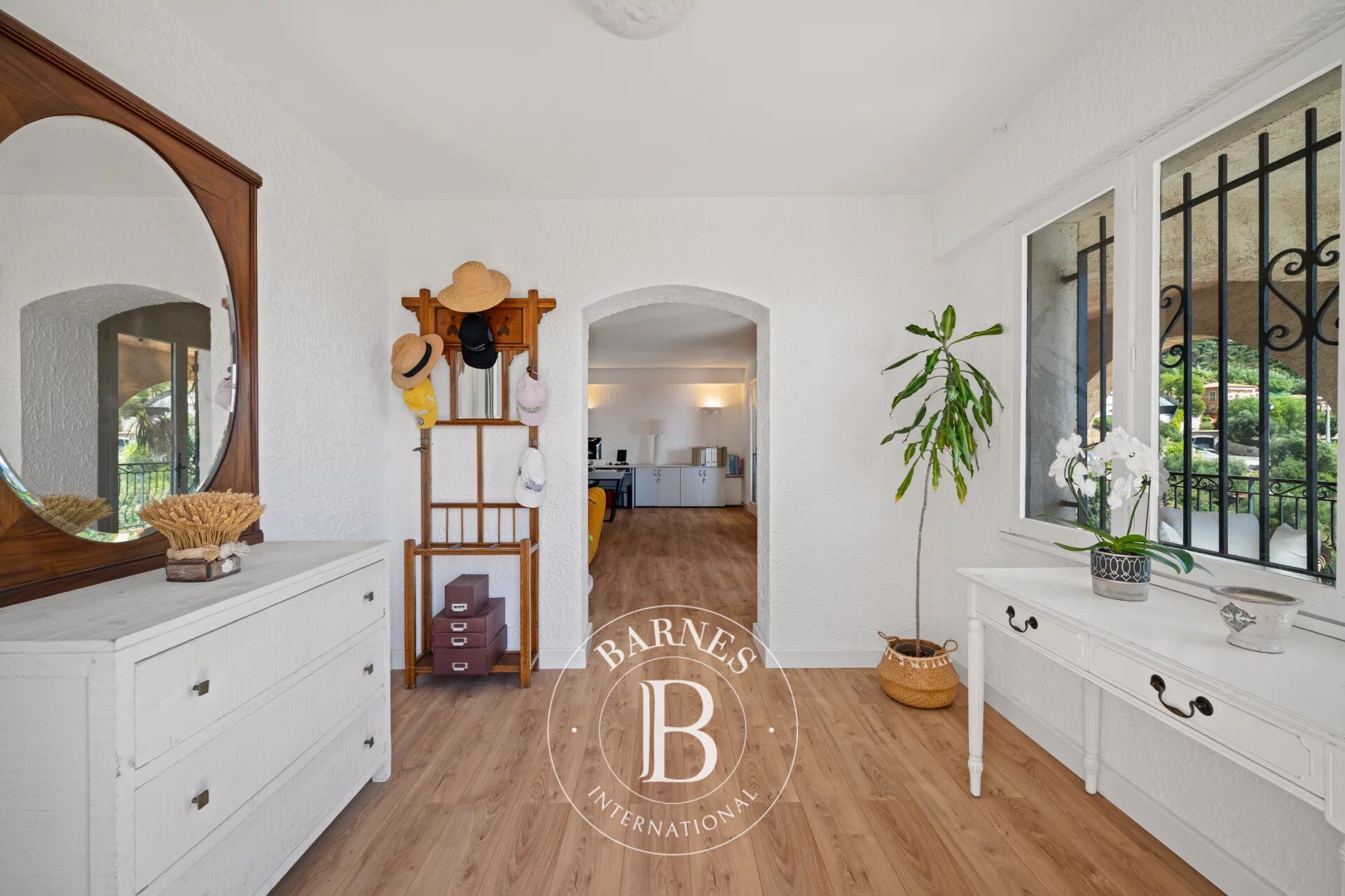 SAINT-LAURENT-D’ÈZE – ÉLÉGANT 4 PIÈCES AVEC VASTE TERRASSE ET VUE MER PANORAMIQUE - picture 3