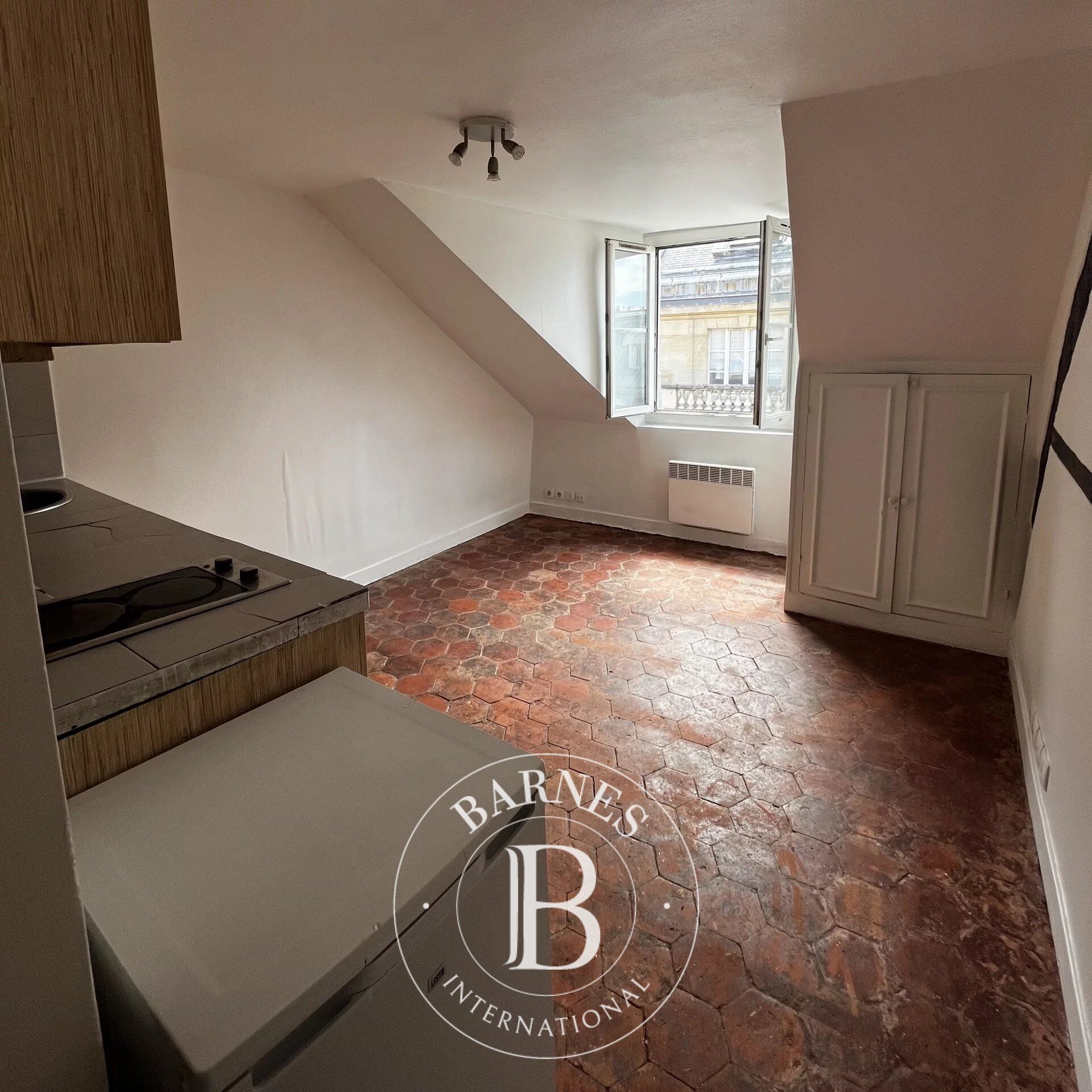 Paris 8 - Elysées - Studette avec vue dégagée - picture 1