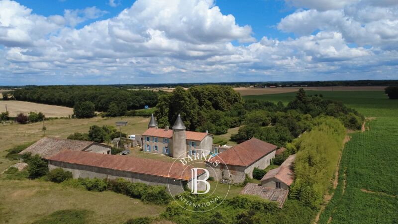 SUD VIENNE - Demeure du 17ème siècle et ses dépendances - 7,68 ha de terrain