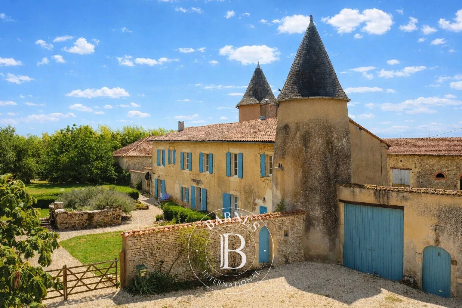 SOUTH VIENNE - 17th century residence and outbuildings - 7.68 hectares of land - picture 3