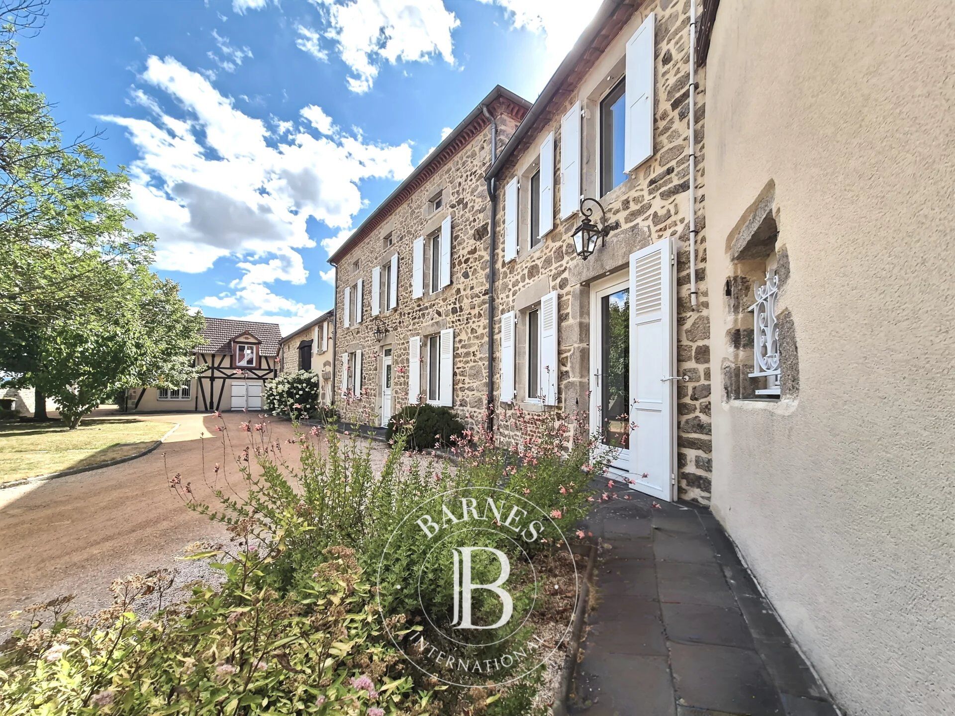 Proche Riom, entre Vichy et Clermont-Ferrand - Maison de caractère avec dépendances - Piscine et vue panoramique - picture 3