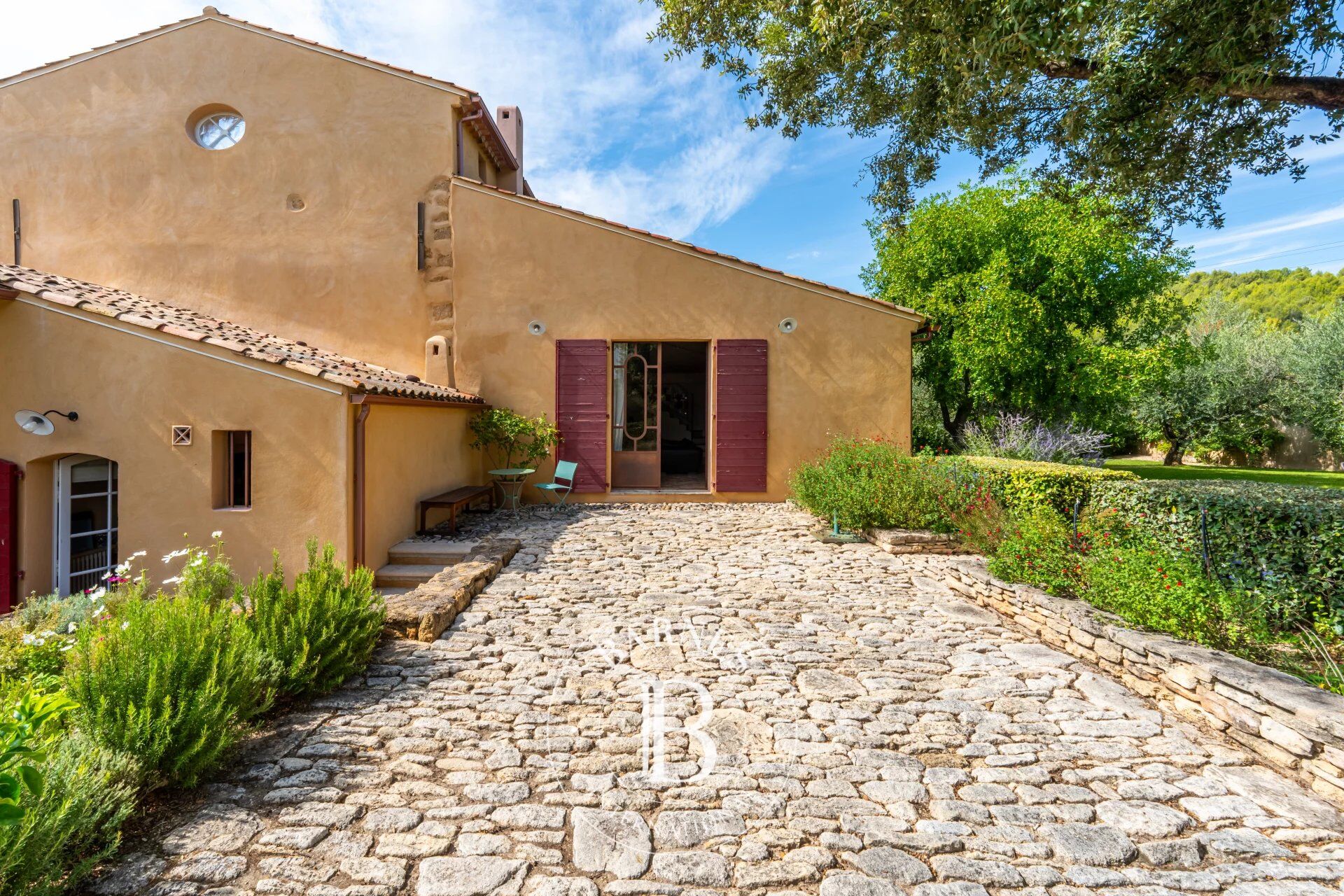 LUBERON SUD – PROCHE AIX-EN-PROVENCE -  DANS DOMAINE VITICOLE – MAISON 150 m² – 3 CHAMBRES – JARDIN - PISCINE - picture 2