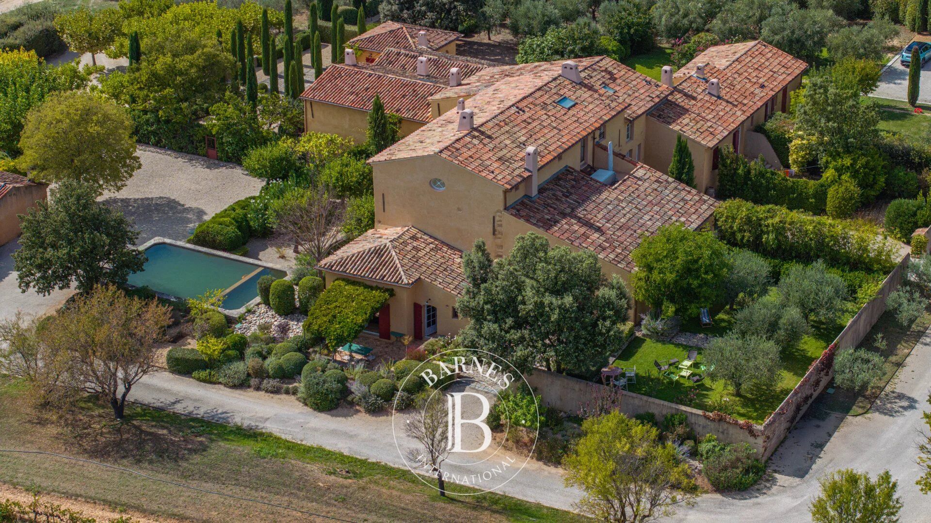 LUBERON SUD – PROCHE AIX-EN-PROVENCE -  DANS DOMAINE VITICOLE – MAISON 150 m² – 3 CHAMBRES – JARDIN - PISCINE - picture 1