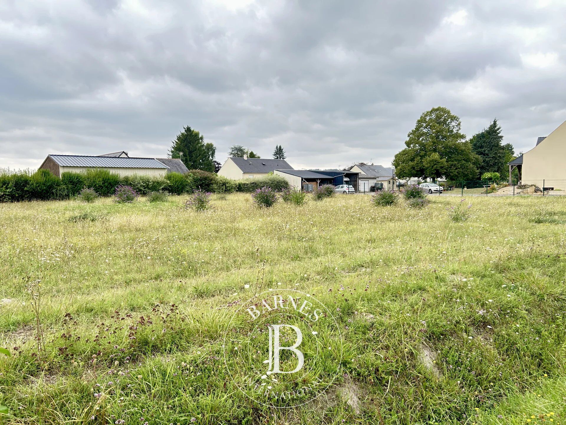 VERNANTES - Terrain constructible de 2522 m² - picture 1