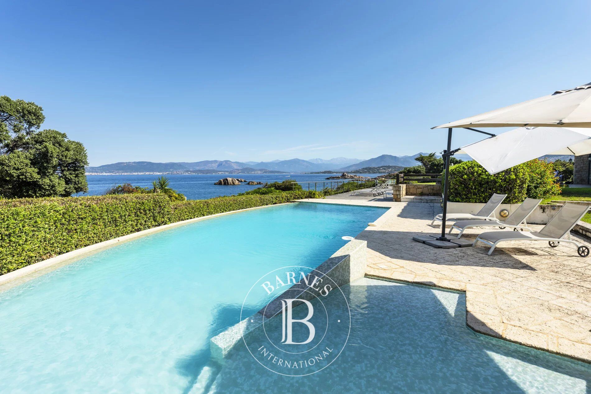 Porticcio, Presqu’île d’Isolella, Villa pieds dans l'eau, 7 chambres, piscine, plage à pied, vue mer panoramique - picture 3