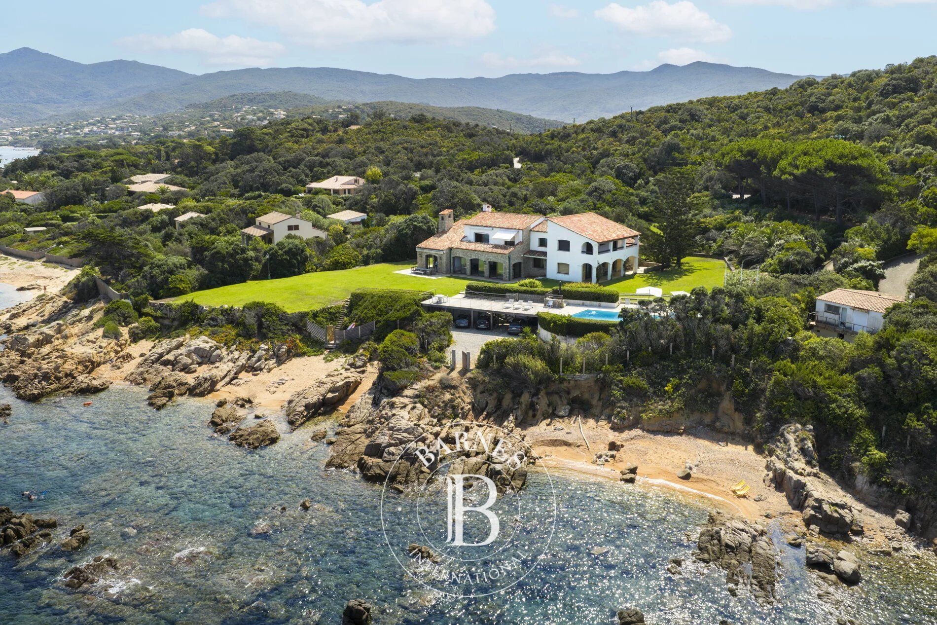 Porticcio, Presqu’île d’Isolella, Villa pieds dans l'eau, 7 chambres, piscine, plage à pied, vue mer panoramique - picture 1