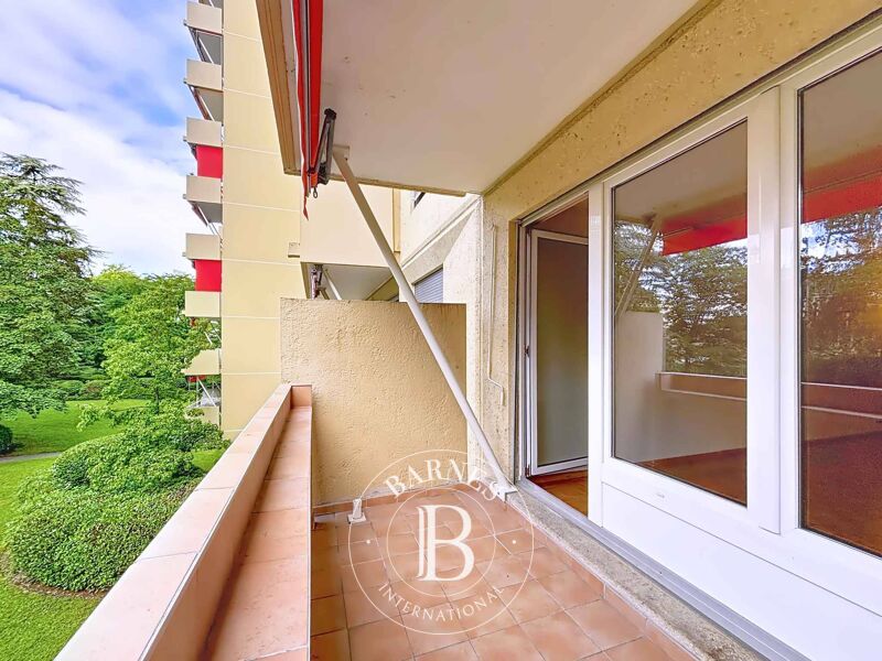 En exclusivité : appartement 6 pièces traversant avec balcon, à rénover