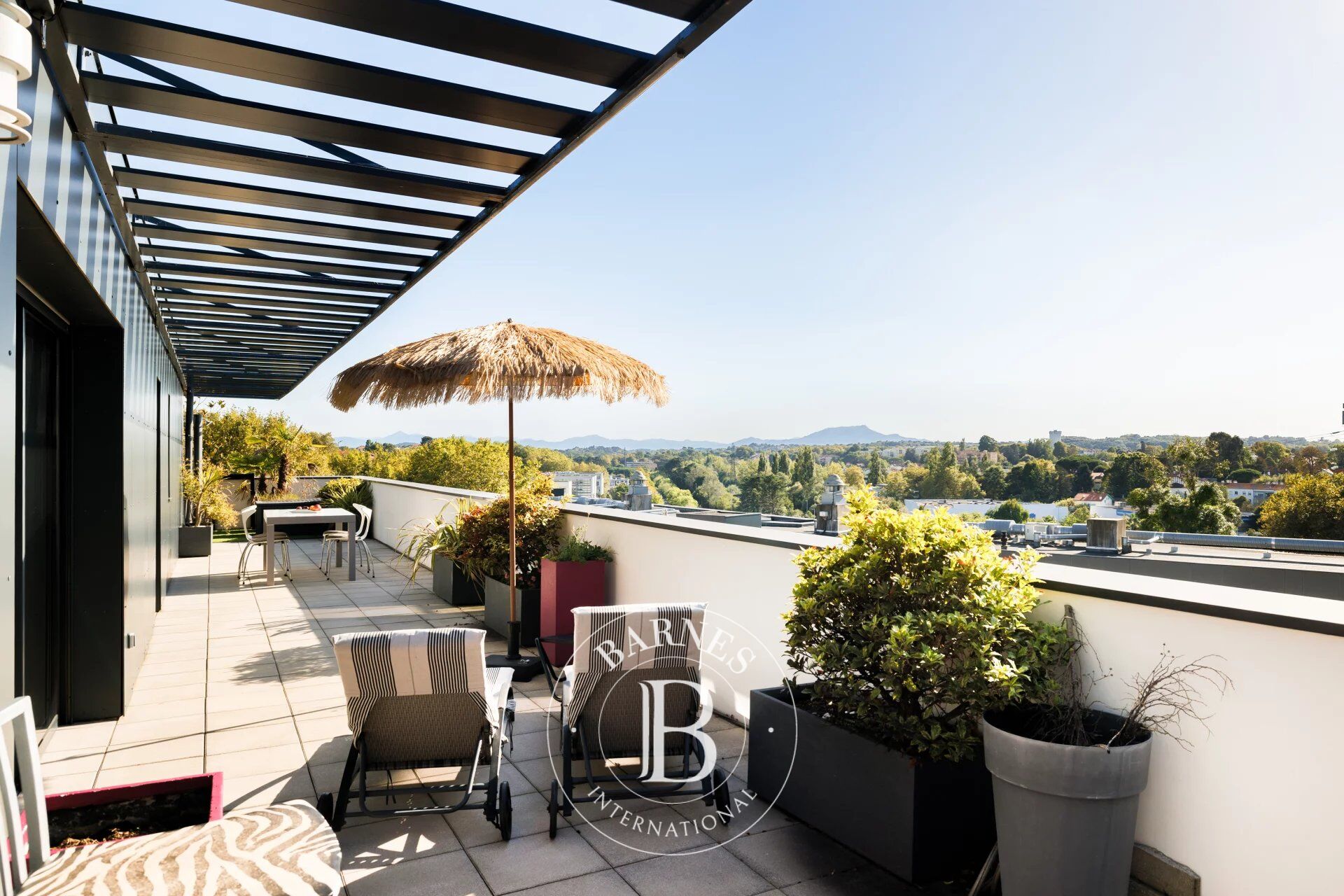 BAYONNE LES ARÈNES, APPARTEMENT AVEC VASTE TERRASSE, DERNIER ÉTAGE - picture 1