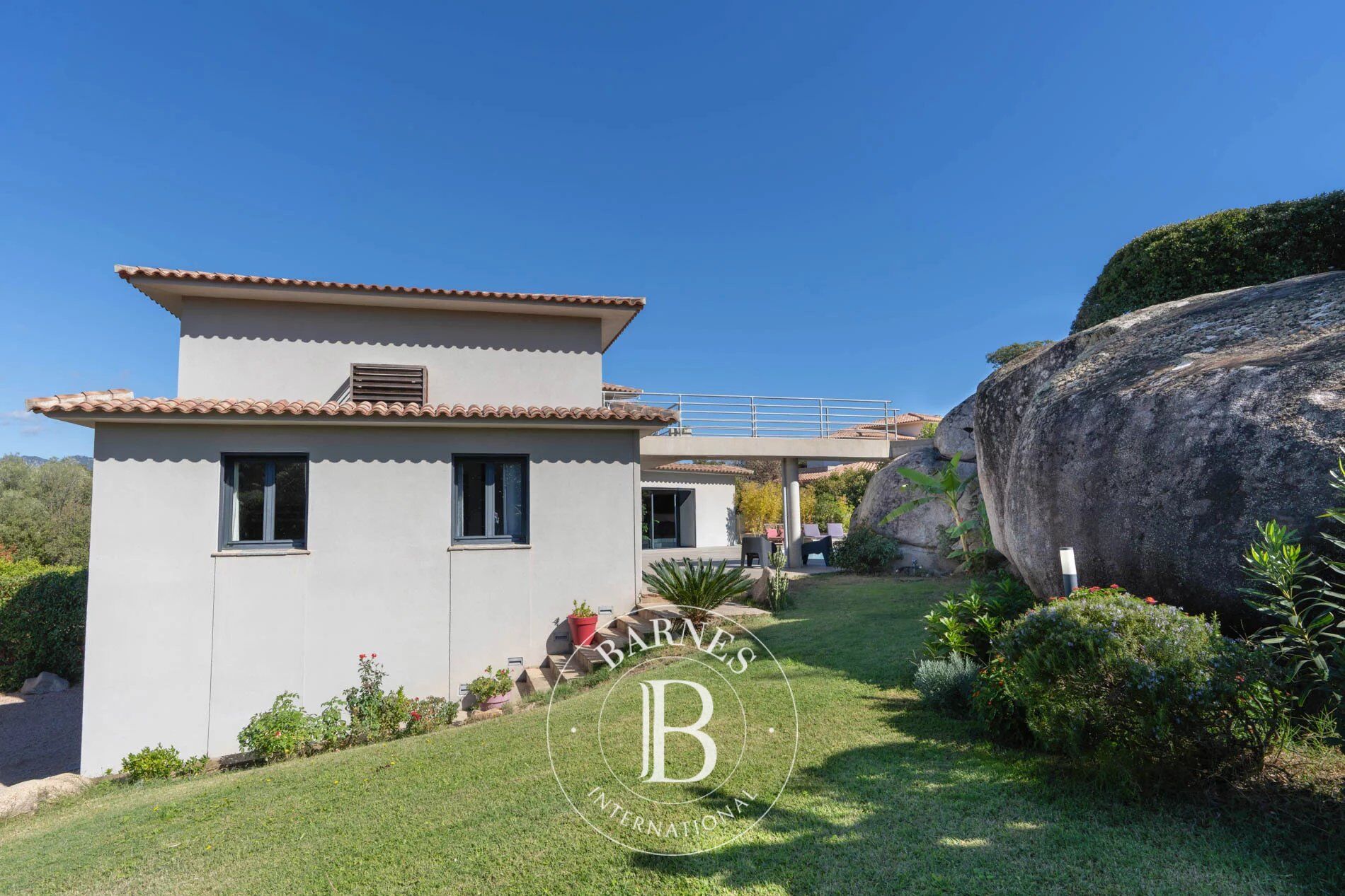 Trinité de Porto-Vecchio, Contemporary Villa Comprising 2 Apartments, 6 Bedrooms, Clear View, Pool, Close to Beaches - picture 3