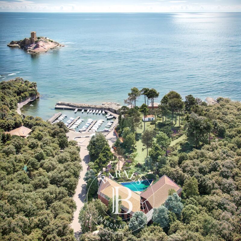 SAINT-RAPHAEL - EXCEPTIONAL WATERFRONT VILLA