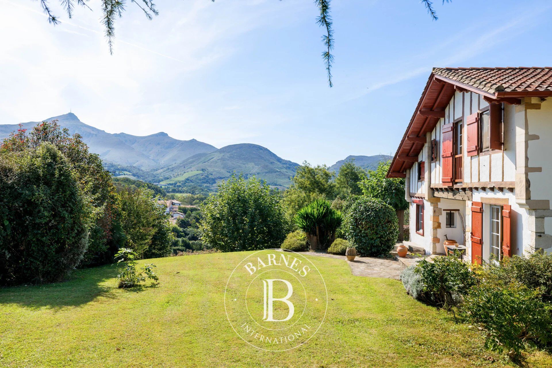URRUGNE, MAISON DE 250 M² AVEC GARAGE ET VUE SUR LA RHUNE - picture 3