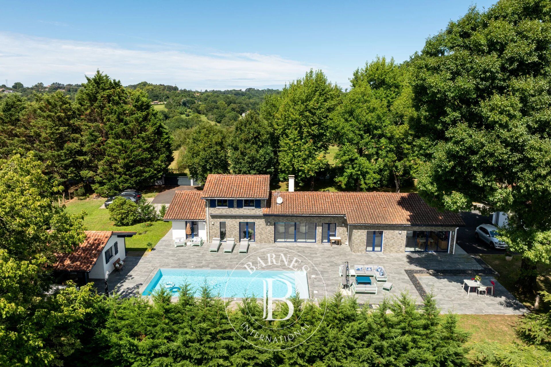 ASCAIN, 253M² HOUSE WITH MOUNTAIN VIEWS - picture 3