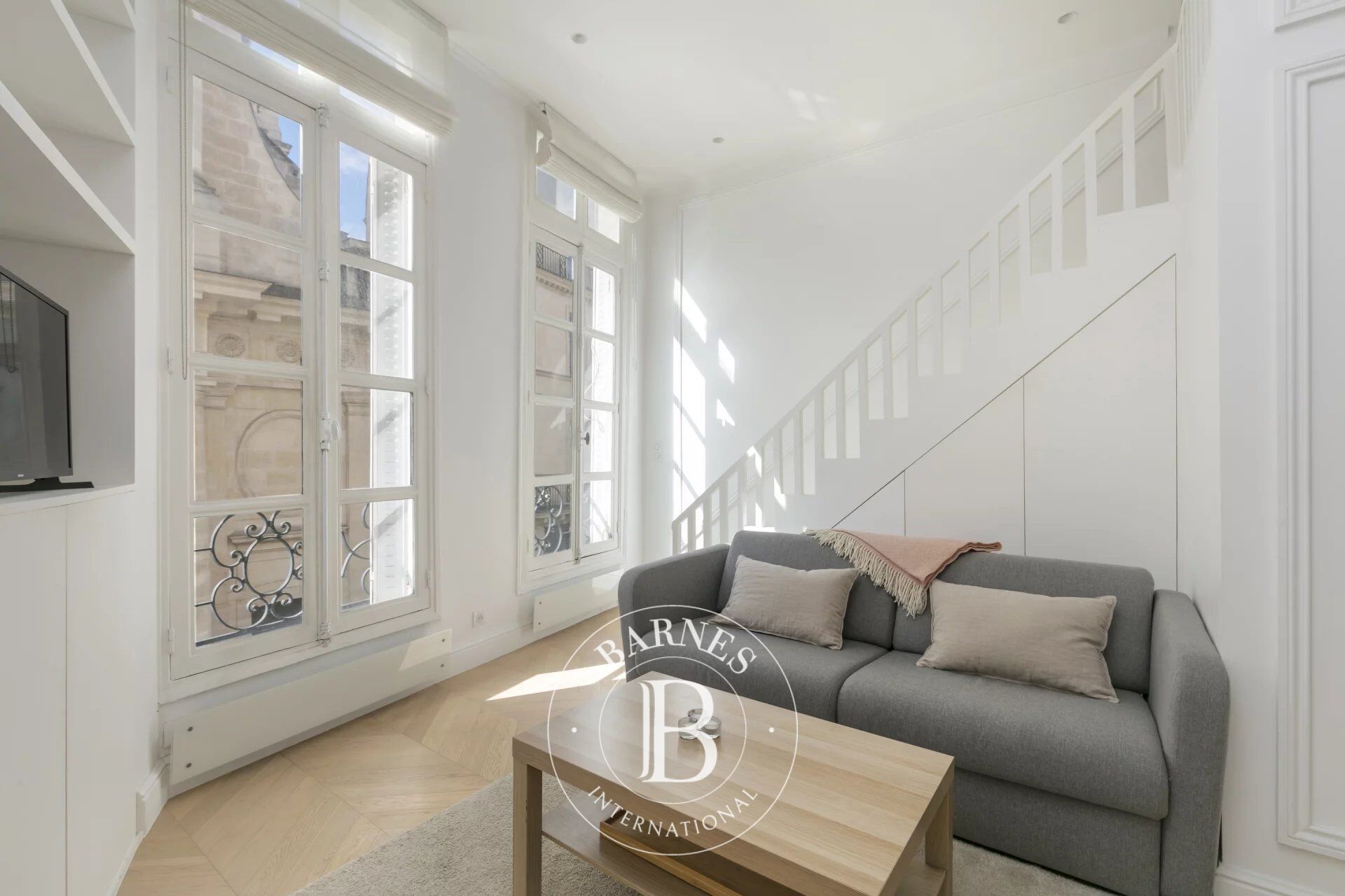 PARIS 1 - Saint-Honoré / Louvre - studio apartment - great volume - picture 2