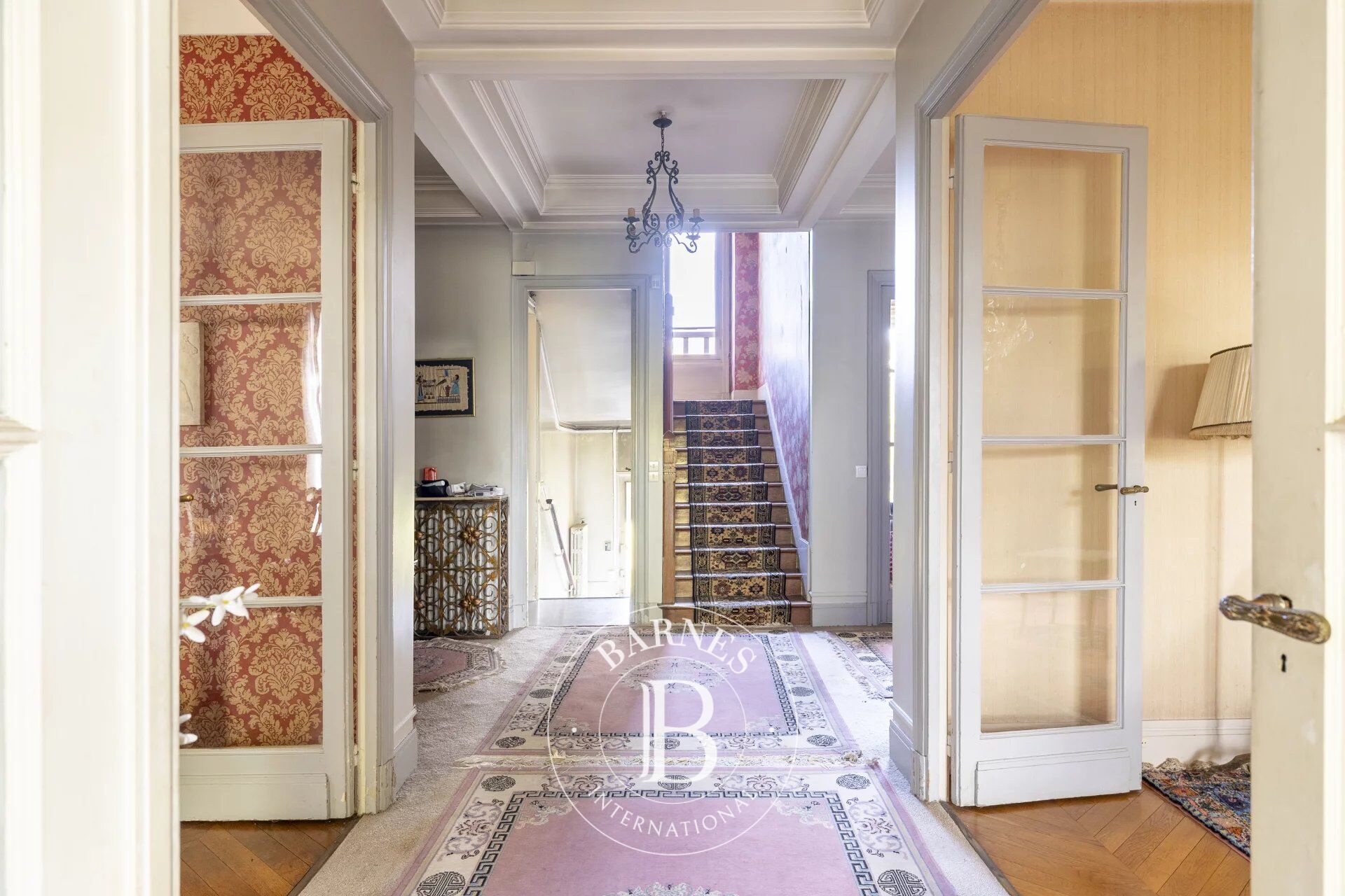 Le Vésinet Sud, propriété années 30 de 340 m² hab., 6 chambres + dépendance de 44 m² proche toutes commodités. - picture 3