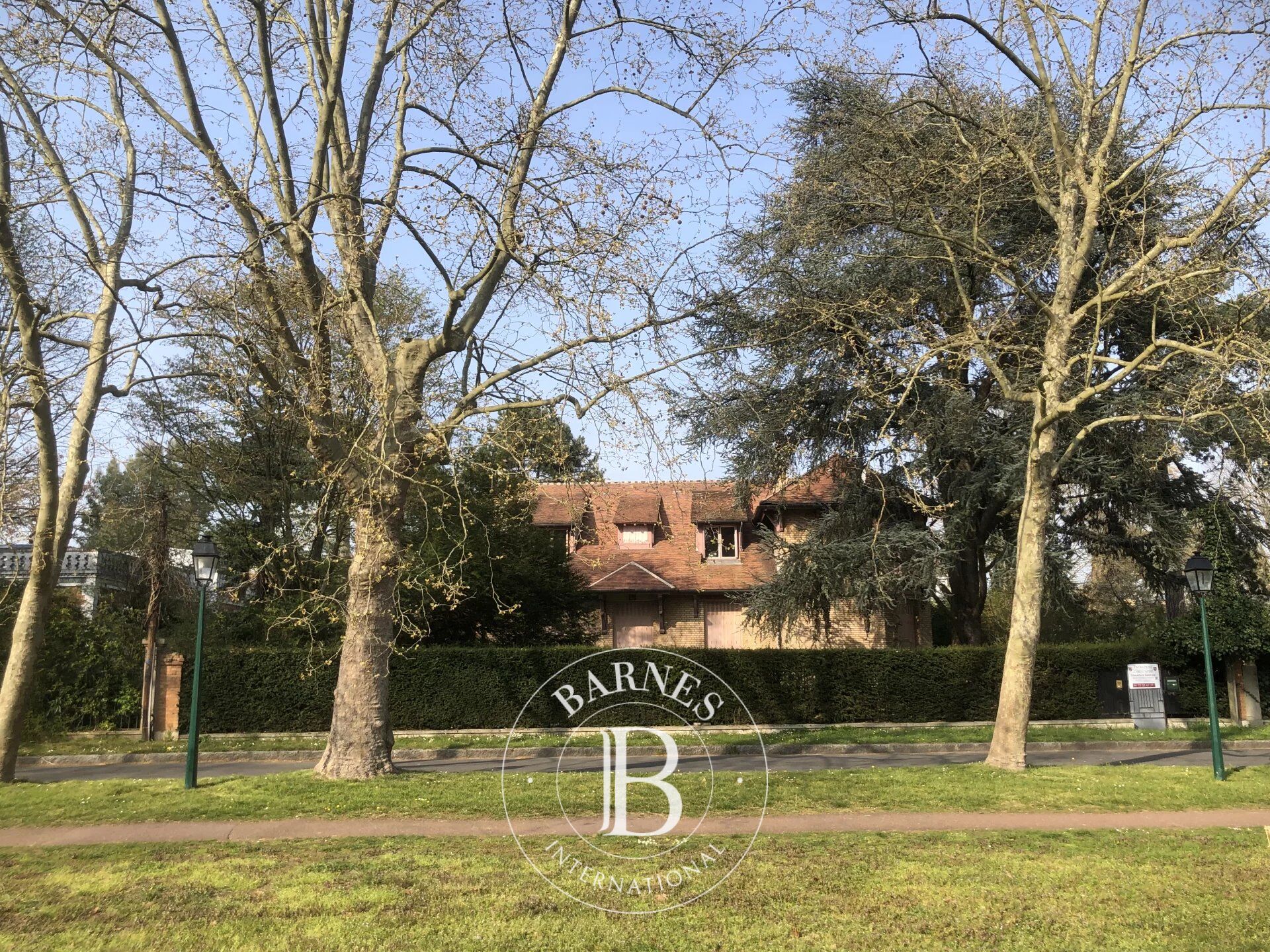 Le Vésinet Sud, 1930s property, 340 m² of living space, 6 bedrooms + 480 sq ft outbuilding, close to all amenities. - picture 1