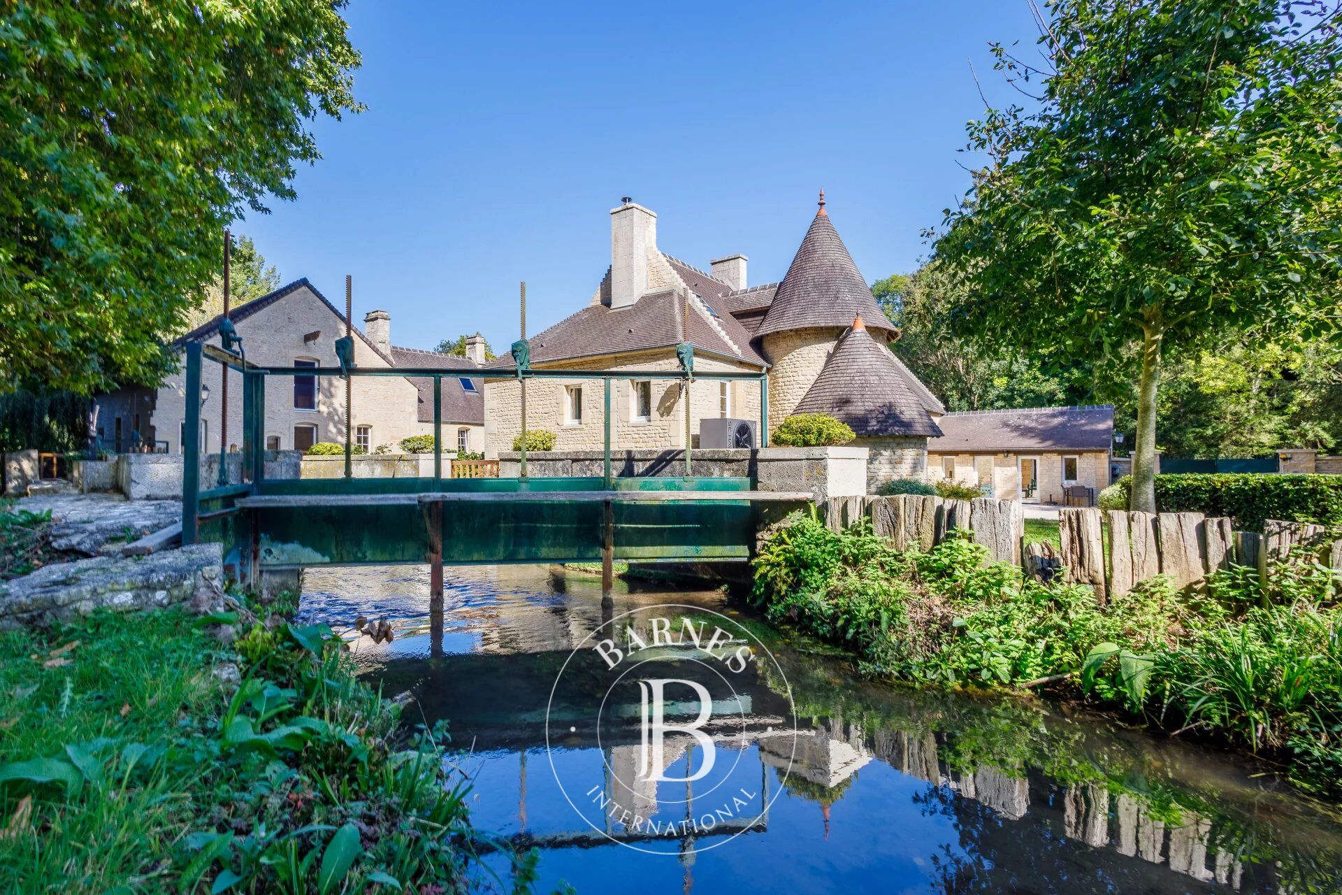 Caen Nord, Moulin du XVème siècle (10 chambres) avec dépendances, bois et vergers en bordure de rivière (8 Hectares) - picture 1