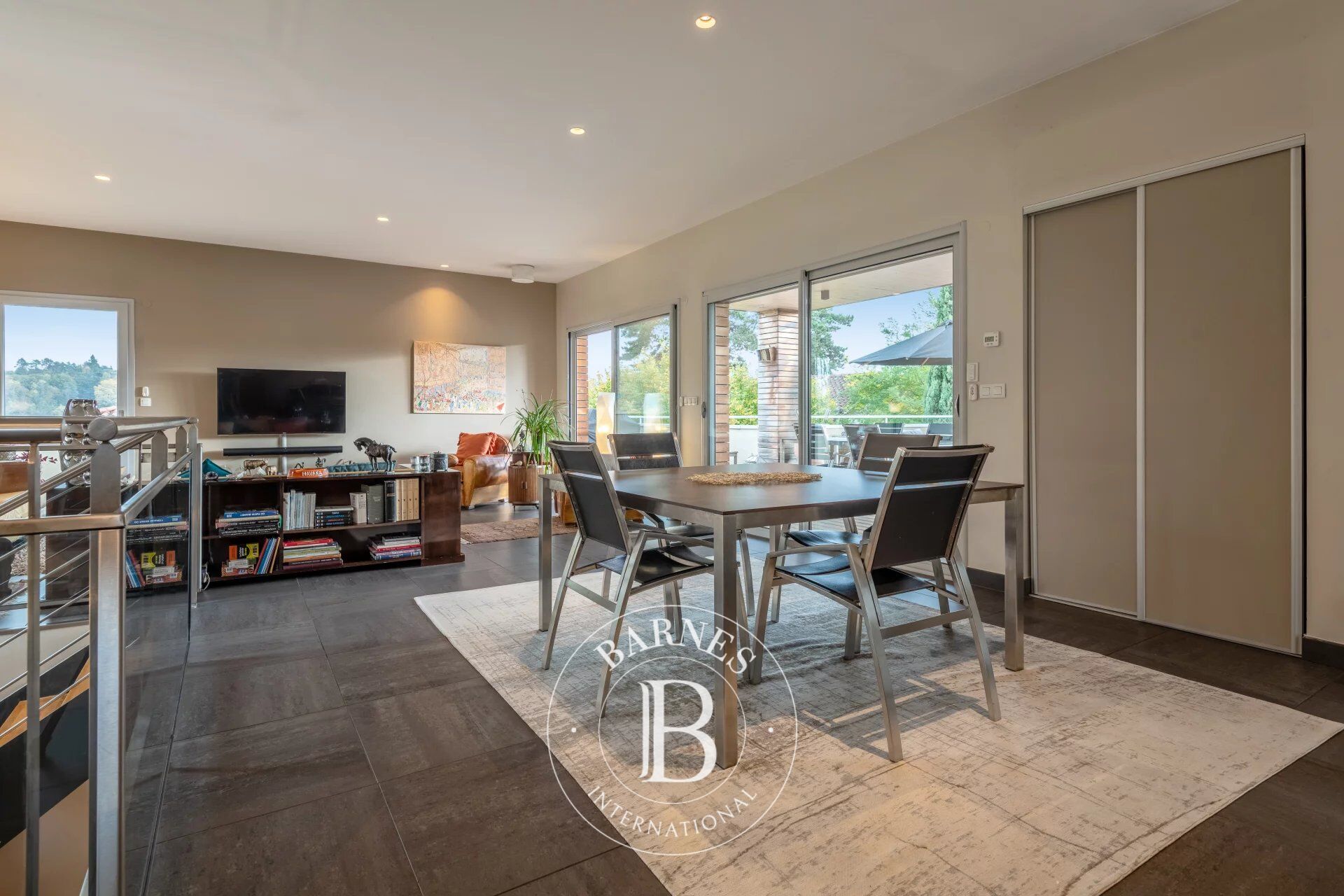 Collonges-Au-Mont-D'Or - House of approximately 254 m² - 5 Bedrooms - Land 1200 m² - picture 2