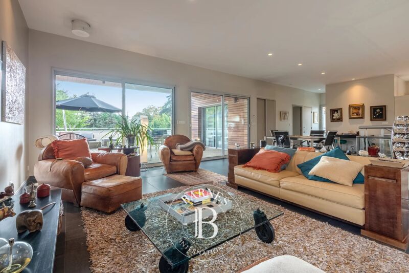 Collonges-Au-Mont-D'Or - House of approximately 254 m² - 5 Bedrooms - Land 1200 m²