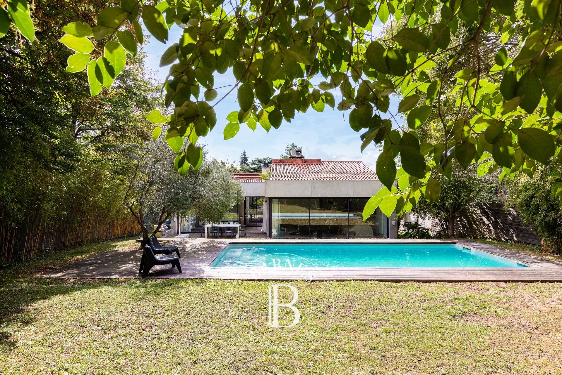 CÔTE PAVÉE MAISON CONTEMPORAINE AVEC JARDIN ET PISCINE - picture 1