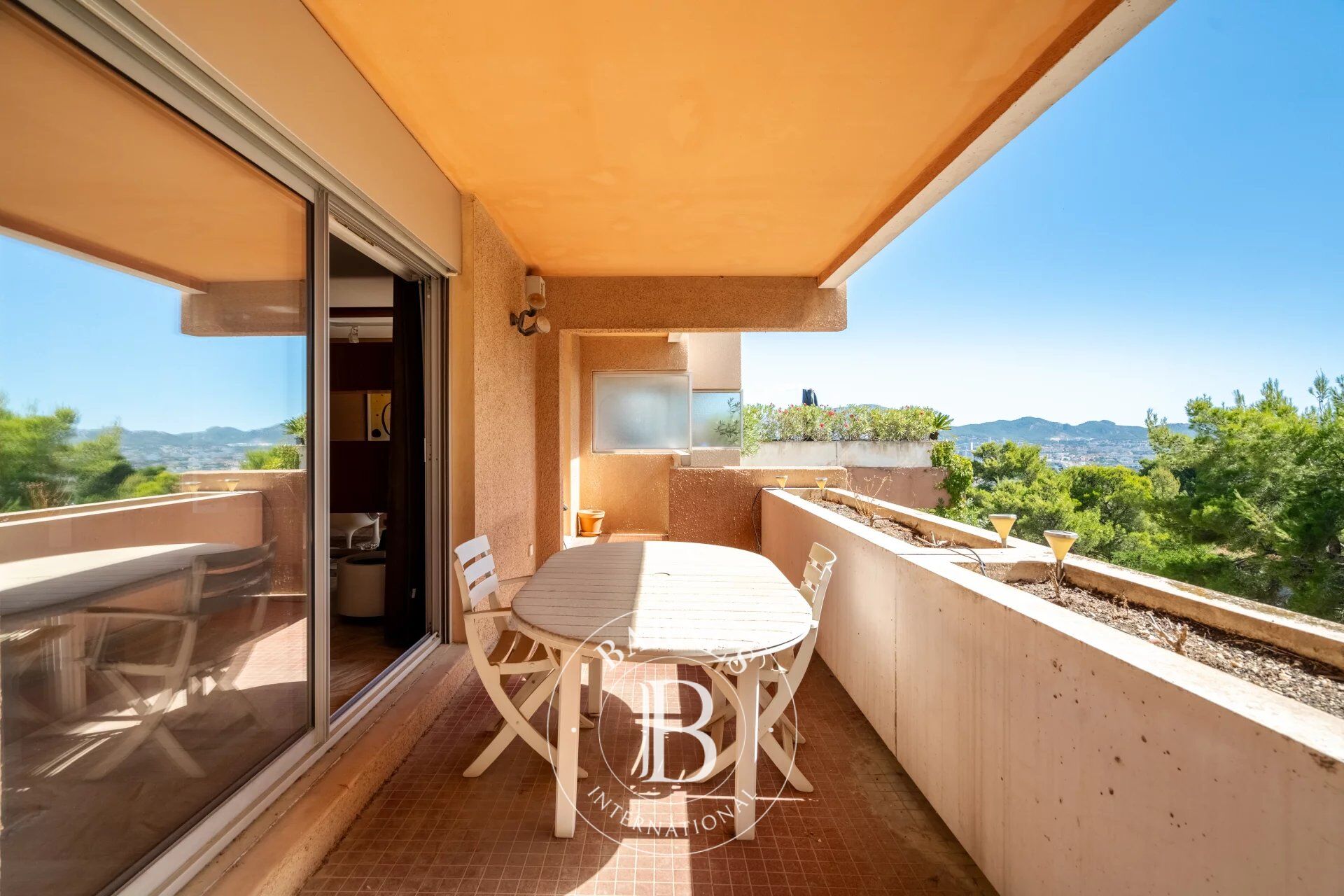 VENTE - 13008 - PERIER - DERNIER ÉTAGE- 3 CHAMBRES - TERRASSE - PARKING - picture 2