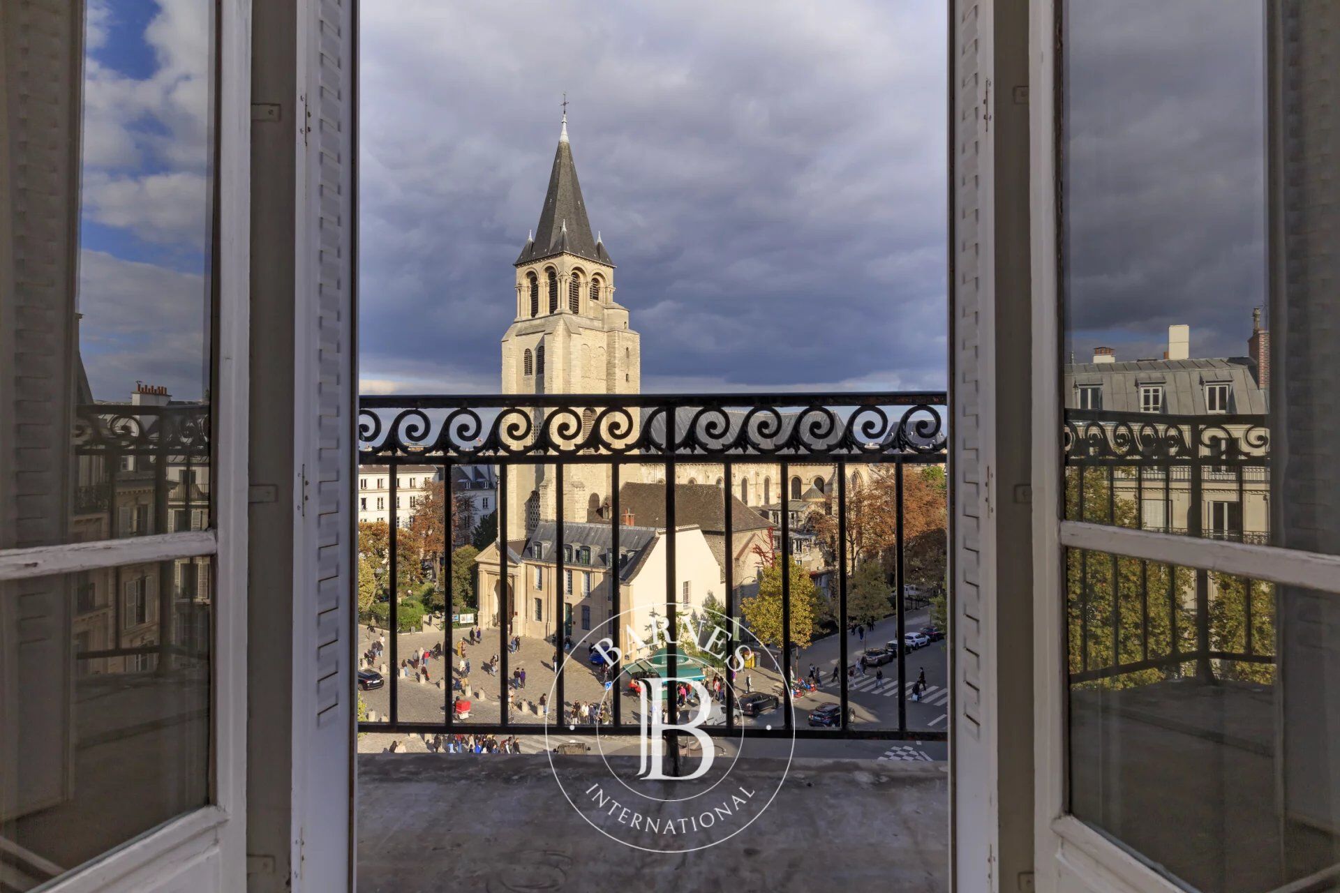 Paris 6 - Appartement en étage élevé - Très lumineux - Vue dégagée sur l'Eglise Saint-Germain-des-prés - Balcon filant - 3 chambres - Rare - picture 3