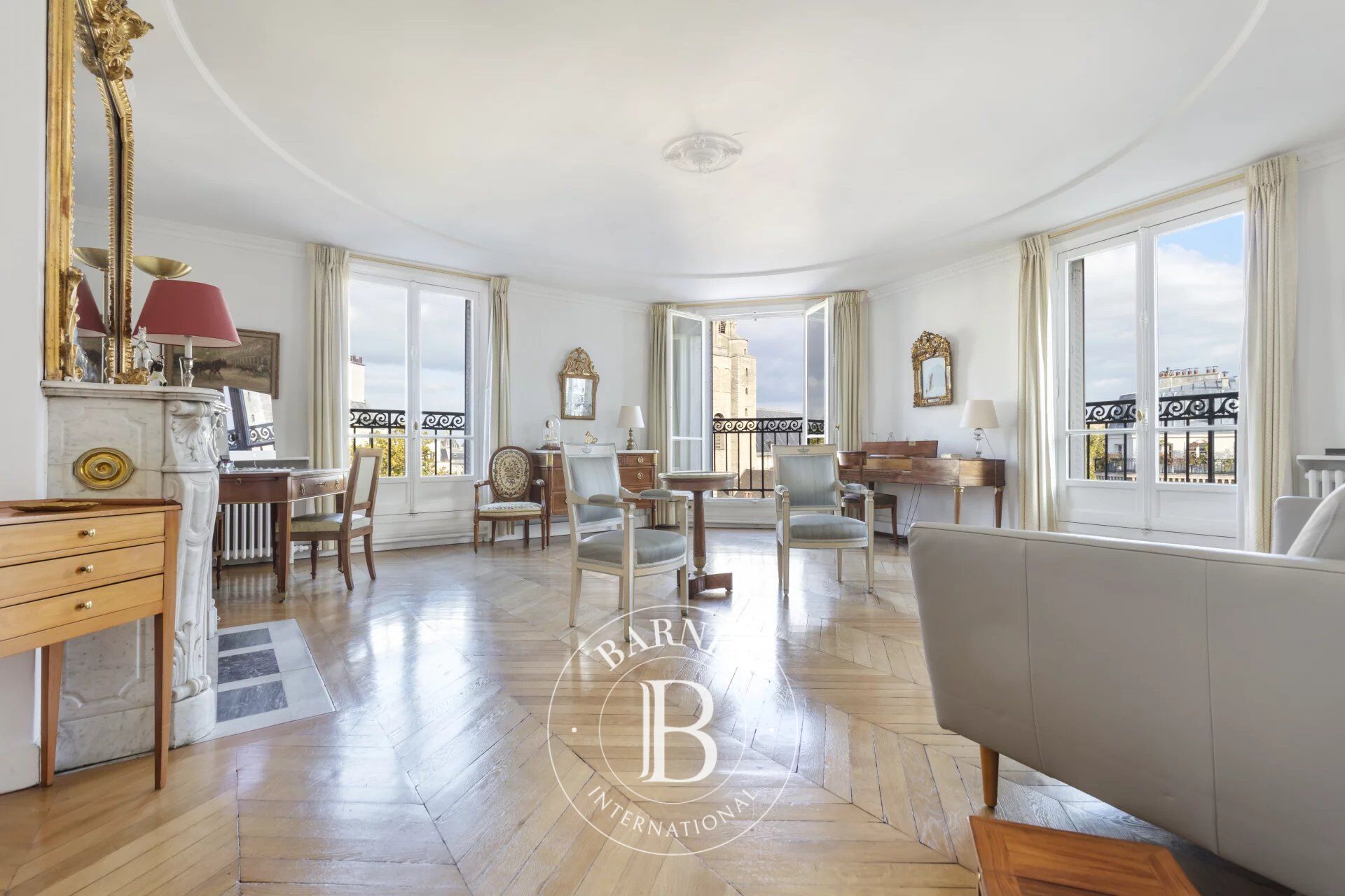 Paris 6 - Appartement en étage élevé - Très lumineux - Vue dégagée sur l'Eglise Saint-Germain-des-prés - Balcon filant - 3 chambres - Rare - picture 2