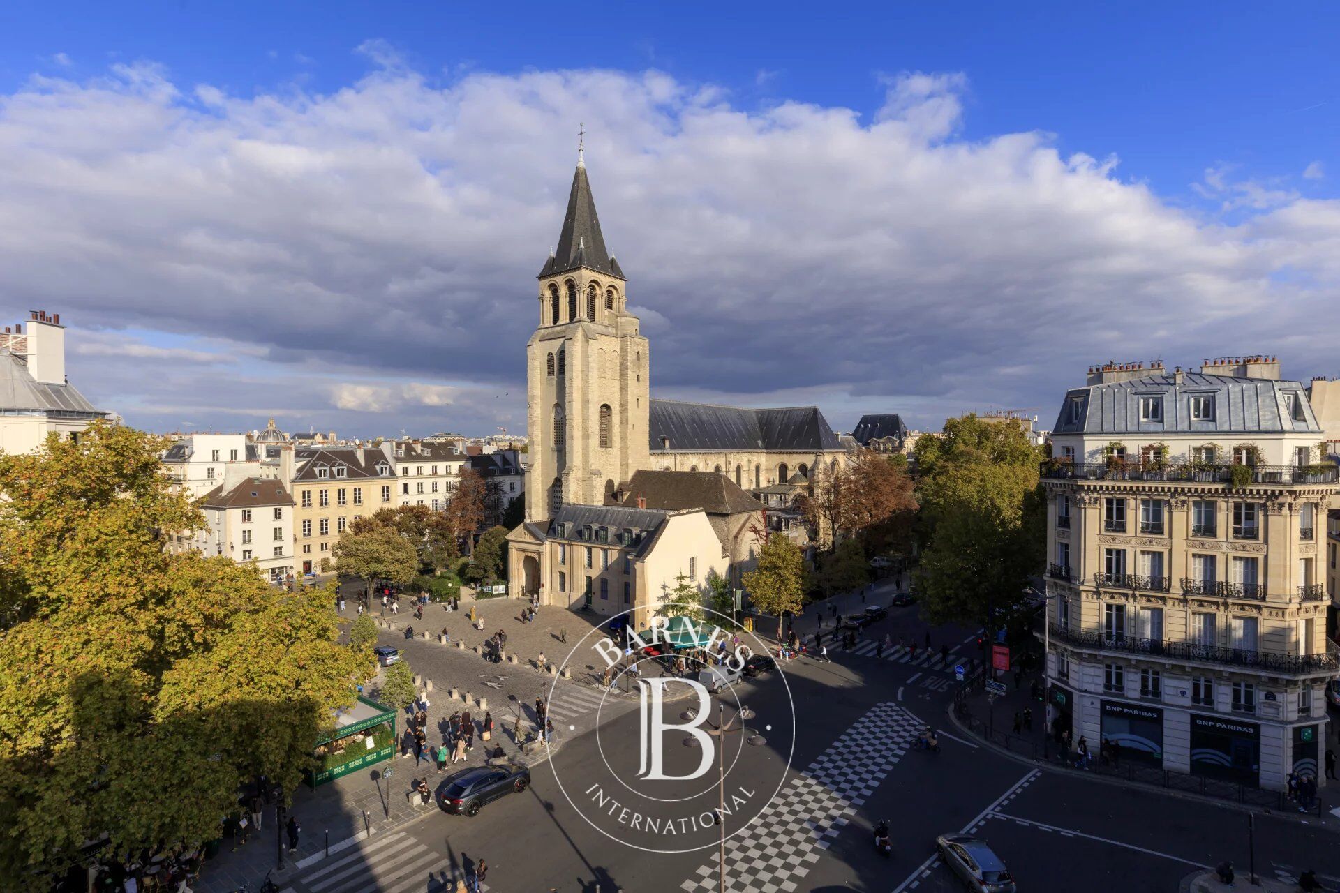 Paris 6 - Appartement en étage élevé - Très lumineux - Vue dégagée sur l'Eglise Saint-Germain-des-prés - Balcon filant - 3 chambres - Rare - picture 1