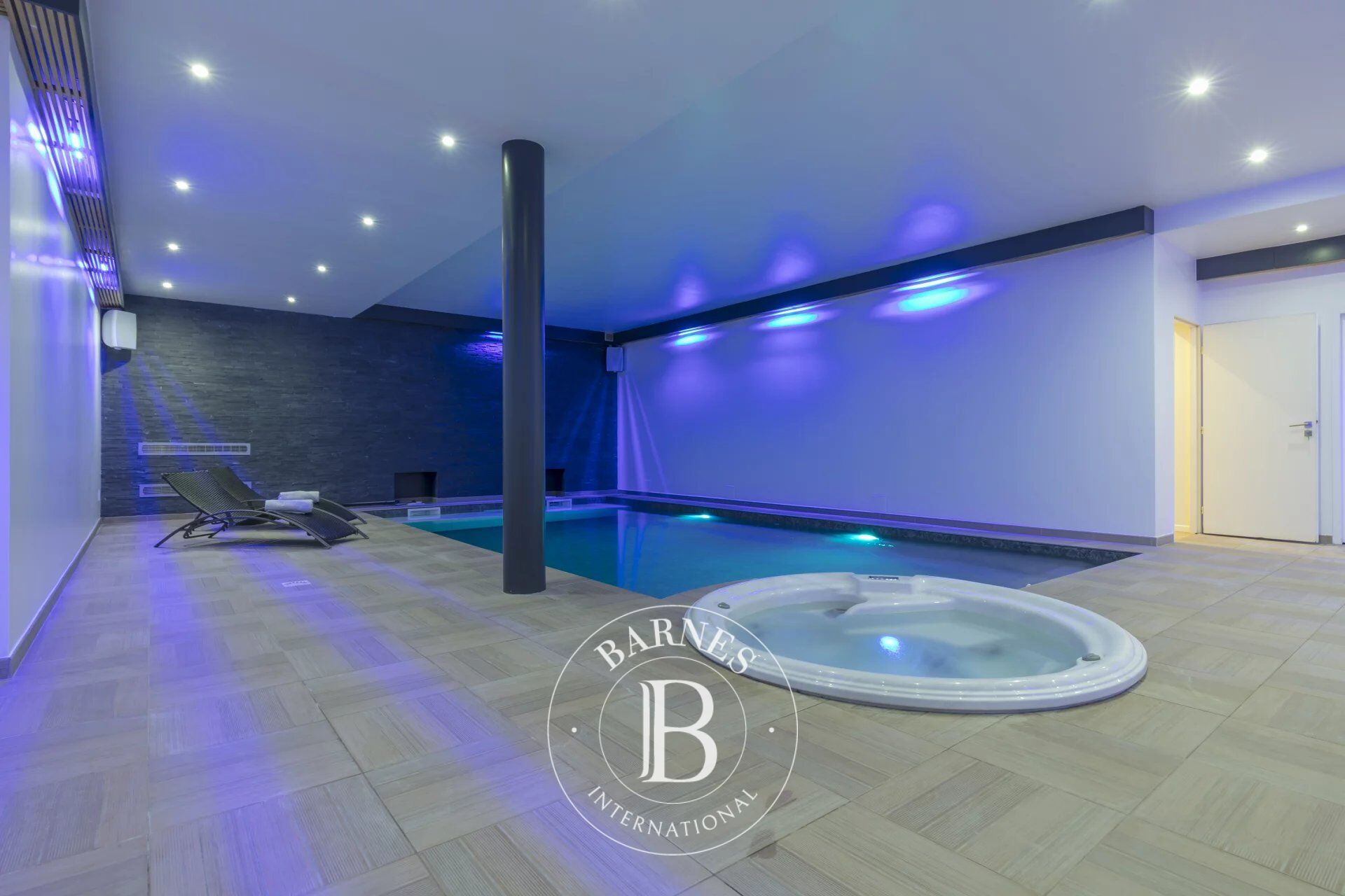 Sté Barnes - La Celle-Saint-Cloud - Vente Maison d'Architecte avec Piscine Interieure / Cinéma - picture 1