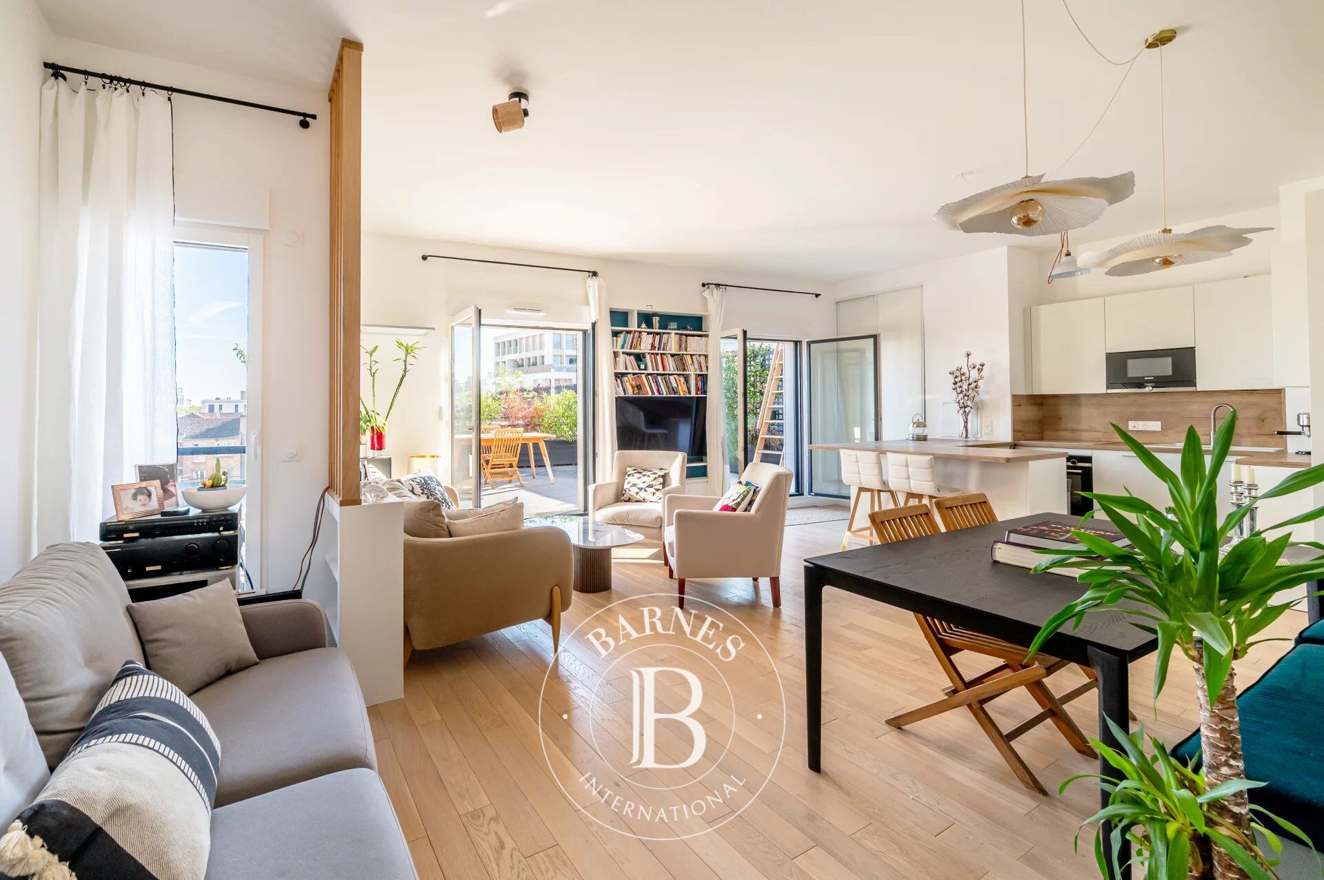 Exclusive listing - Clichy - 4-bed apartment - Top floor- Terrace - picture 2