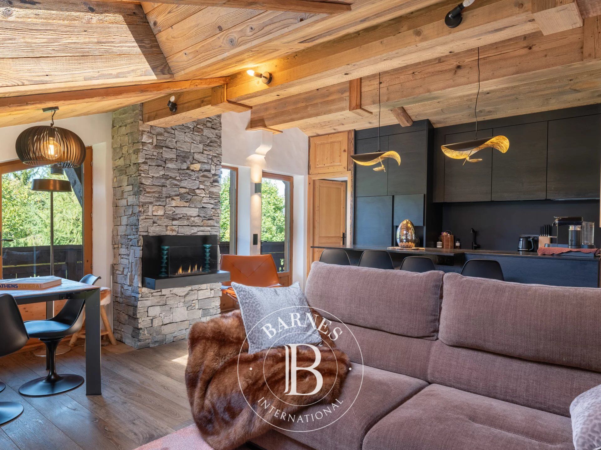 MEGÈVE – RENOVATED 2-BEDROOM APARTMENT WITH PRIVATE GARDEN & STUDIO - picture 2