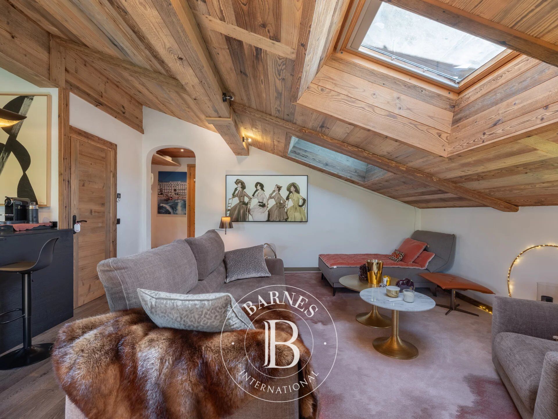 MEGÈVE – RENOVATED 2-BEDROOM APARTMENT WITH PRIVATE GARDEN & STUDIO - picture 3