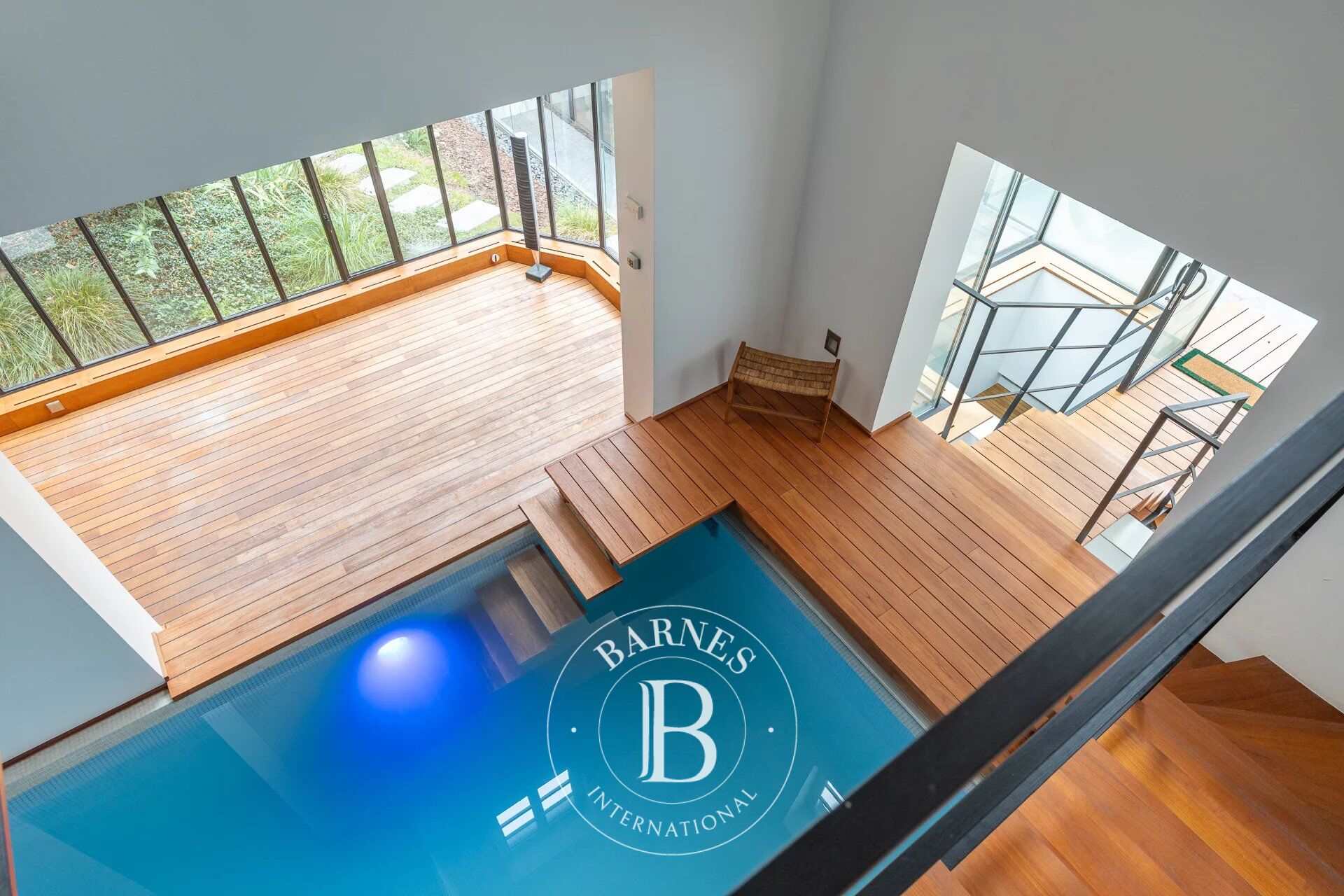 PARIS XVI - HÔTEL PARTICULIER AVEC JARDIN ET PISCINE - picture 1