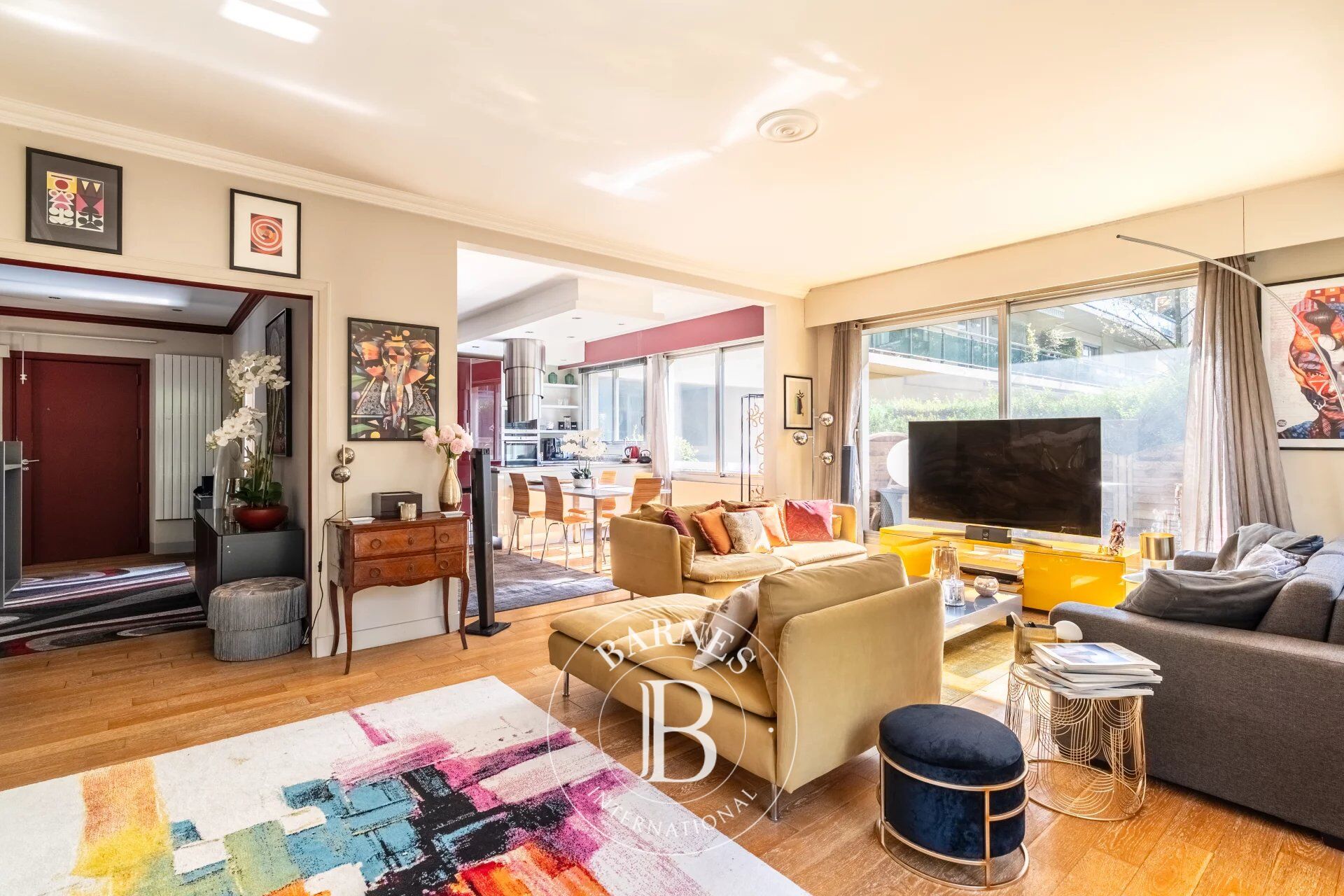 Exclusive listing - Neuilly-Village Chézy - Garden-level apartment - 2 bedrooms - Bright and sunny - Quiet and secure surroundings - Near shops and transport services - picture 2