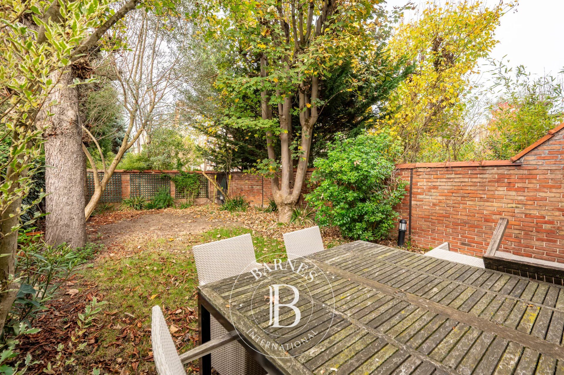 BECON LES BRUYERES PRIVATE MANSION WITH GARDEN - picture 2