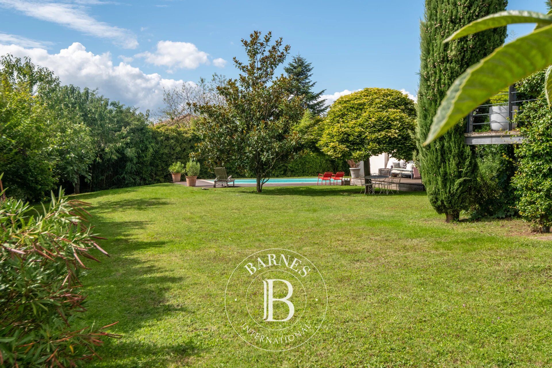 Limonest - Maison de 272 m² environ - Terrain de 1988 m² - 6 Chambres - Piscine - picture 3