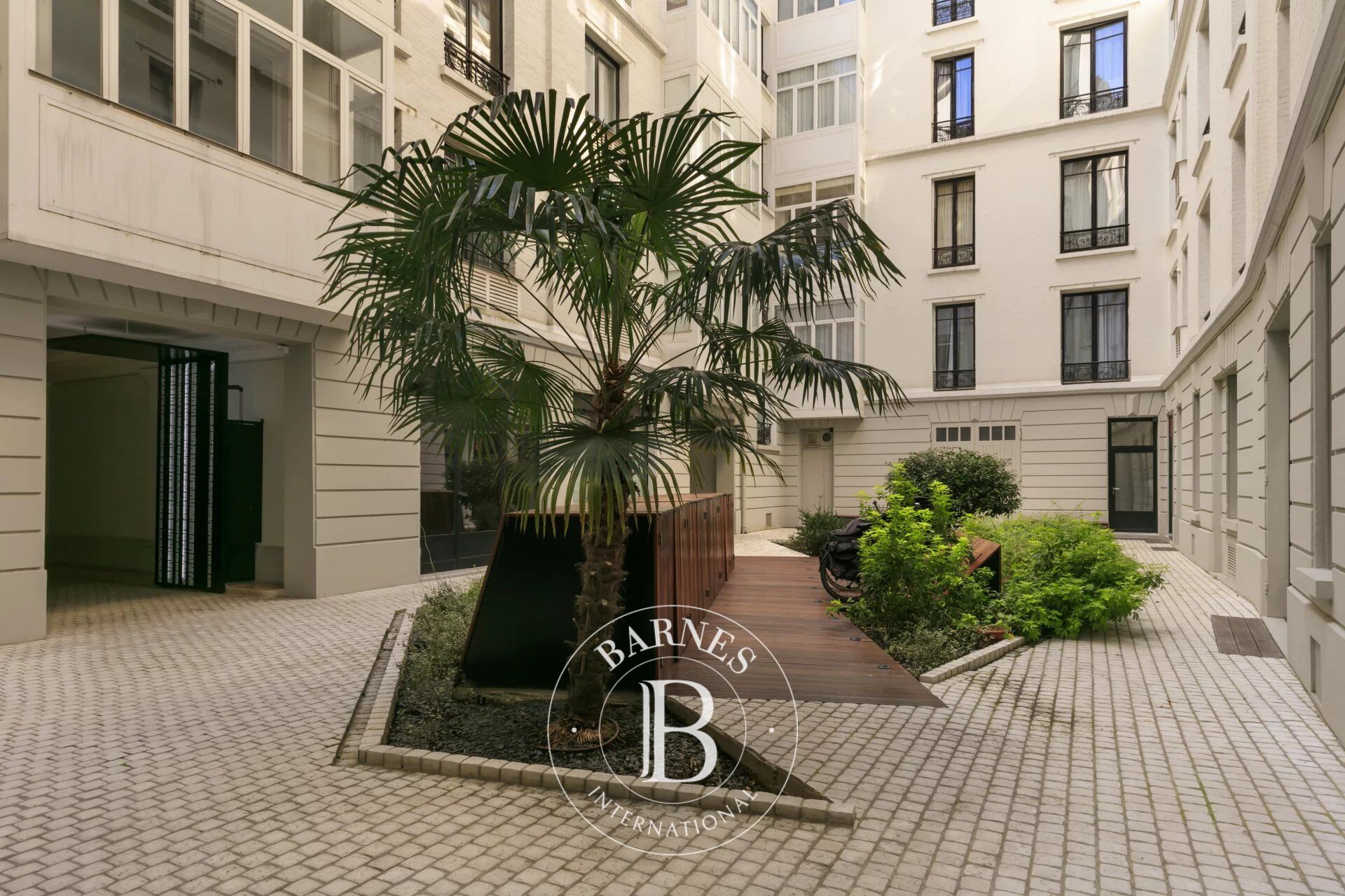 Paris 8 - GOLDEN TRIANGLE - Offices for sale - 5 rooms - 98m² (1,055 sq ft) - picture 2