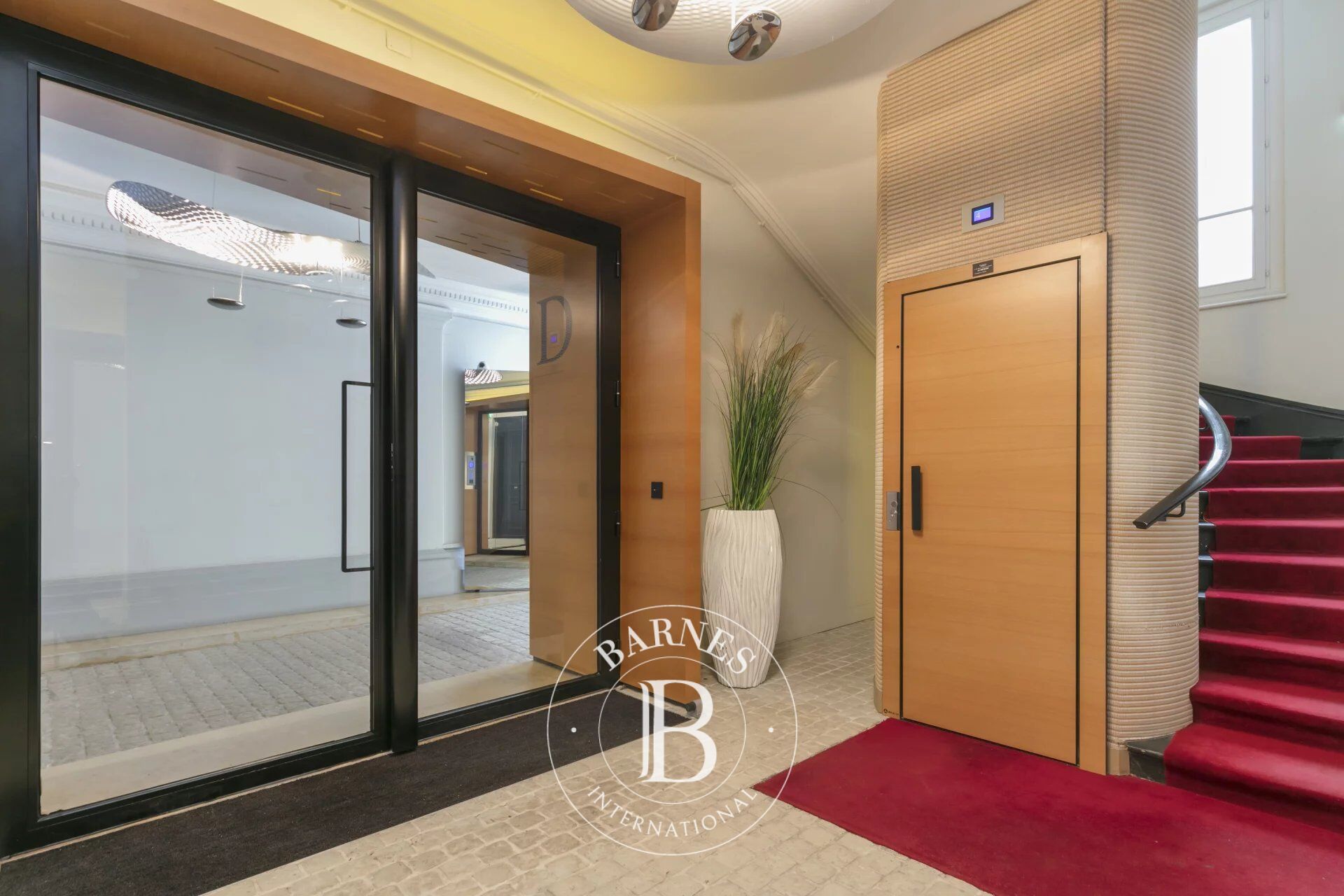 Paris 8 - GOLDEN TRIANGLE - Offices for sale - 5 rooms - 98m² (1,055 sq ft) - picture 3