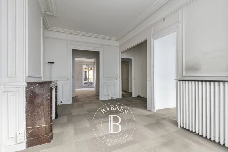 Paris 8 - GOLDEN TRIANGLE - Offices for sale - 5 rooms - 98m² (1,055 sq ft)