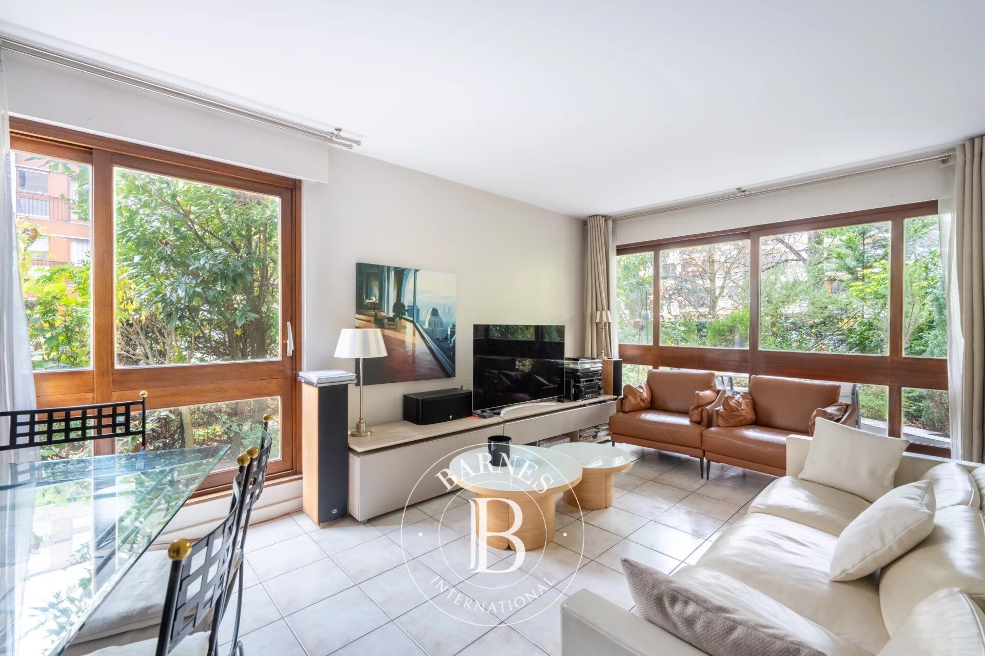 Le Chesnay - Avenue Dutartre - Résidence Orsay - Magnificent 54m² (580 sq ft) garden-level apartment with one bedroom - picture 2