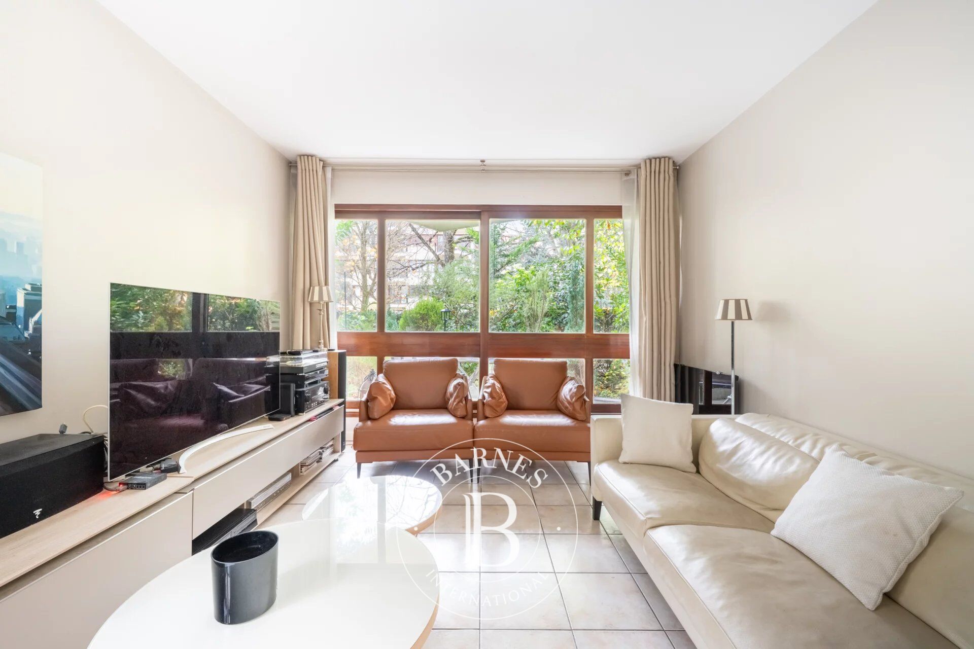 Le Chesnay - Avenue Dutartre - Résidence Orsay - Magnificent 54m² (580 sq ft) garden-level apartment with one bedroom - picture 1