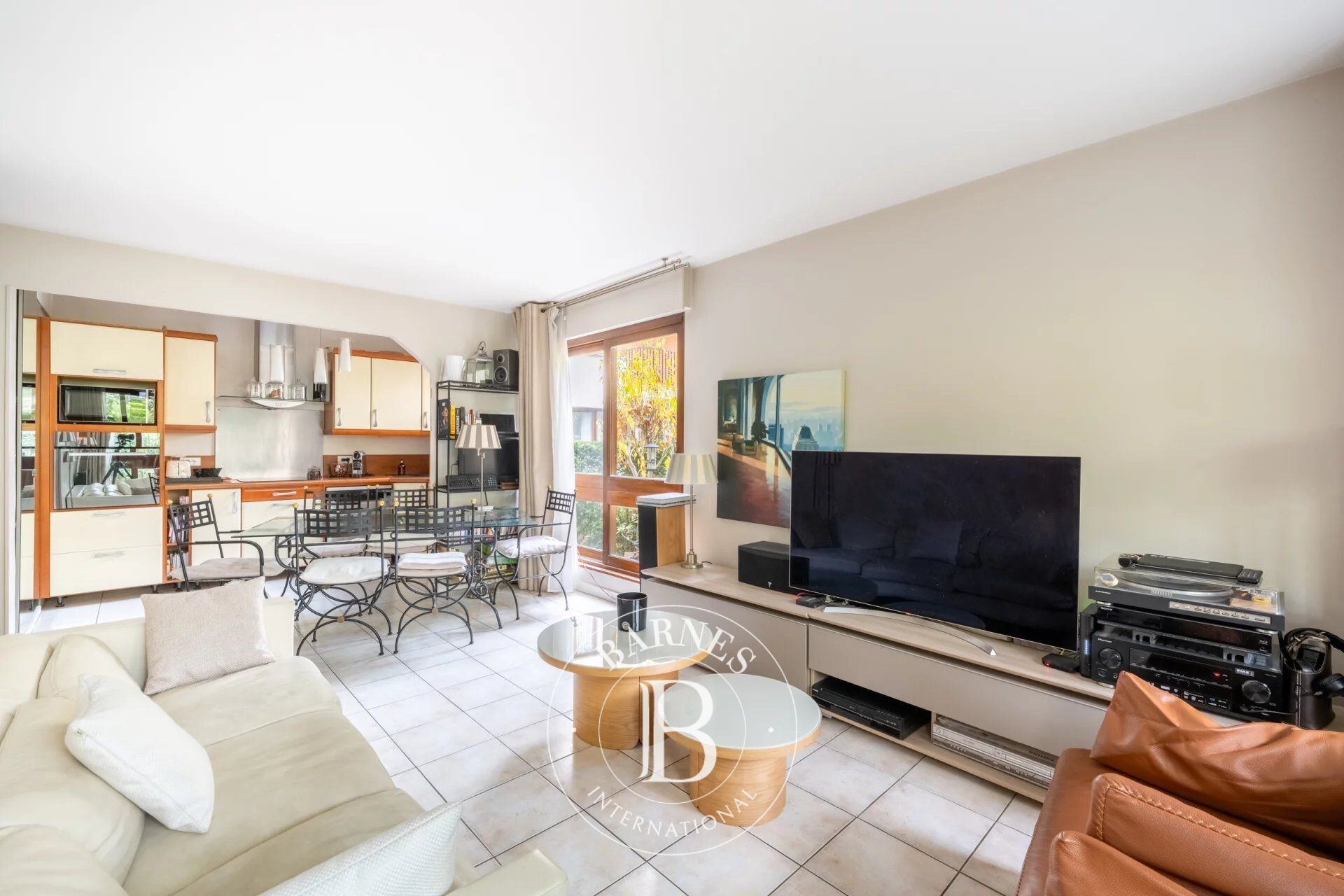 Le Chesnay - Avenue Dutartre - Résidence Orsay - Magnificent 54m² (580 sq ft) garden-level apartment with one bedroom - picture 3