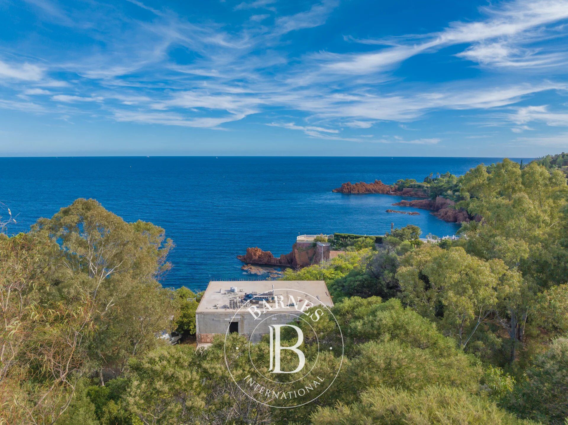 SAINT-RAPHAËL - PROPERTY BY THE SEA IN NEED OF RENOVATION - picture 3