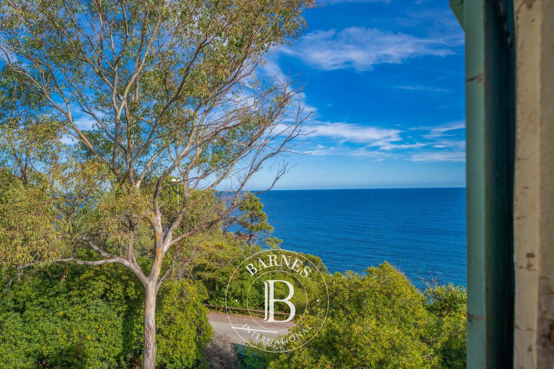 SAINT-RAPHAËL - PROPERTY BY THE SEA IN NEED OF RENOVATION - picture 2